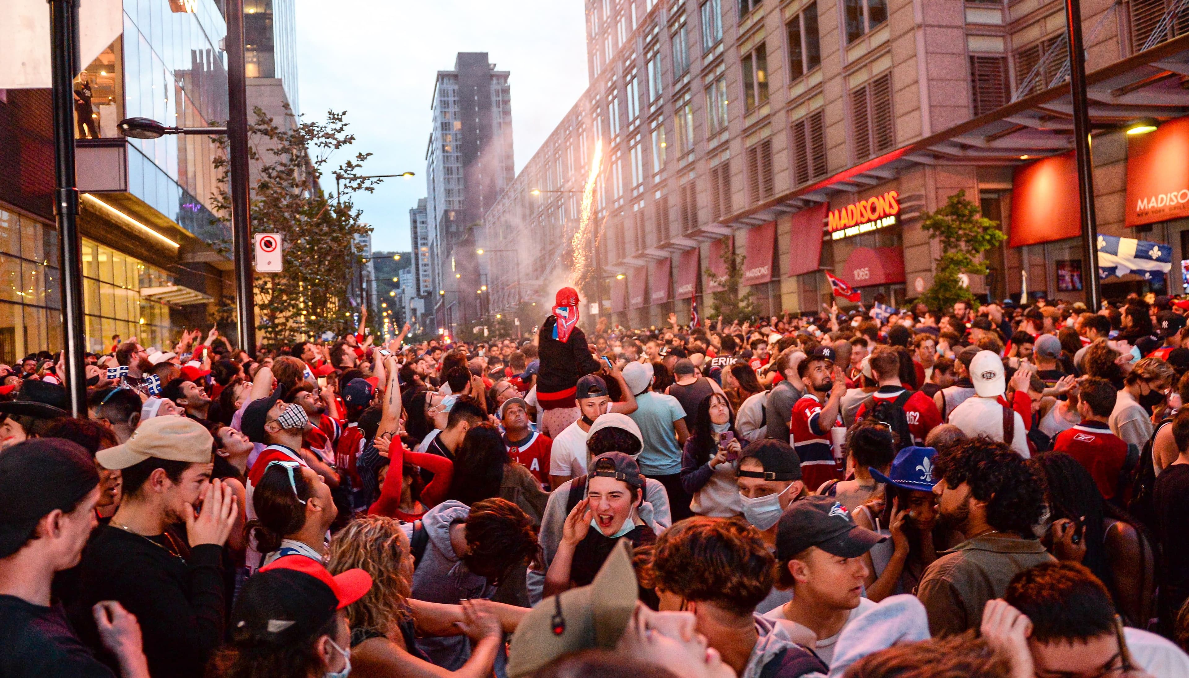 La victoire mémorable du Canadien contre les Golden Knights de Vegas, jeudi, a soulevé une foule d’environ 5000 personnes rassemblées devant le Centre Bell.