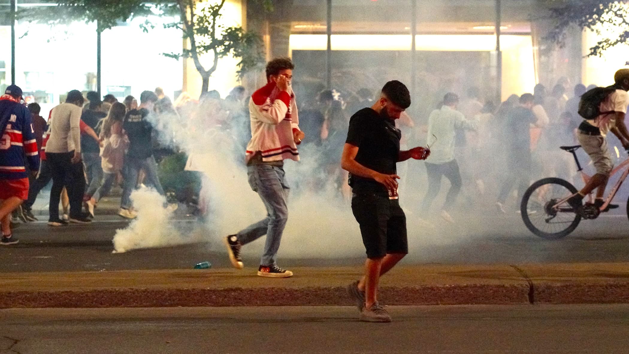 La foule a ensuite été dispersée à l’aide de gaz lacrymogène.