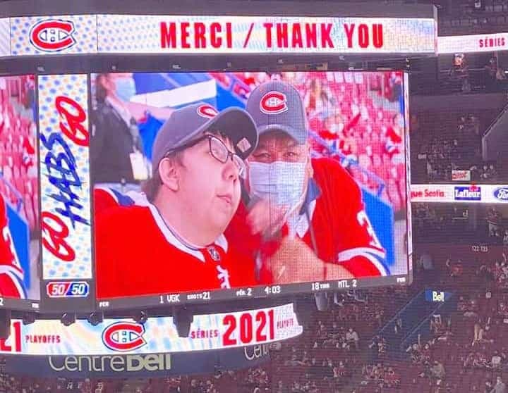 Le duo père-fils a volé la vedette lors d’une pause pendant la partie.