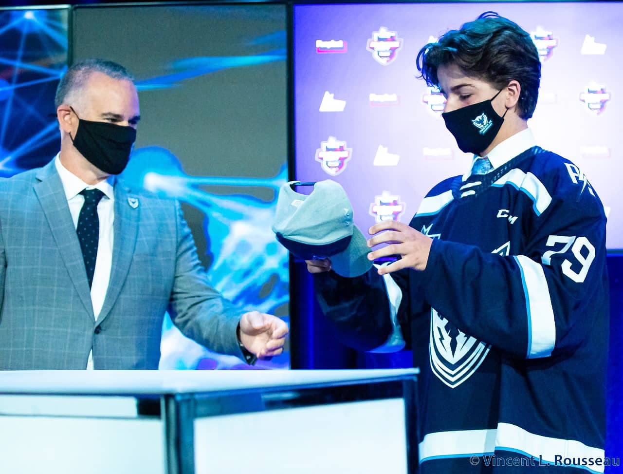 Identifié comme le meilleur espoir disponible, Éthan Gauthier a été réclamé au premier rang par le Phoenix de Sherbrooke. Le directeur général et entraîneur-chef Stéphane Julien lui a fièrement remis la casquette du Phoenix après avoir annoncé le choix.