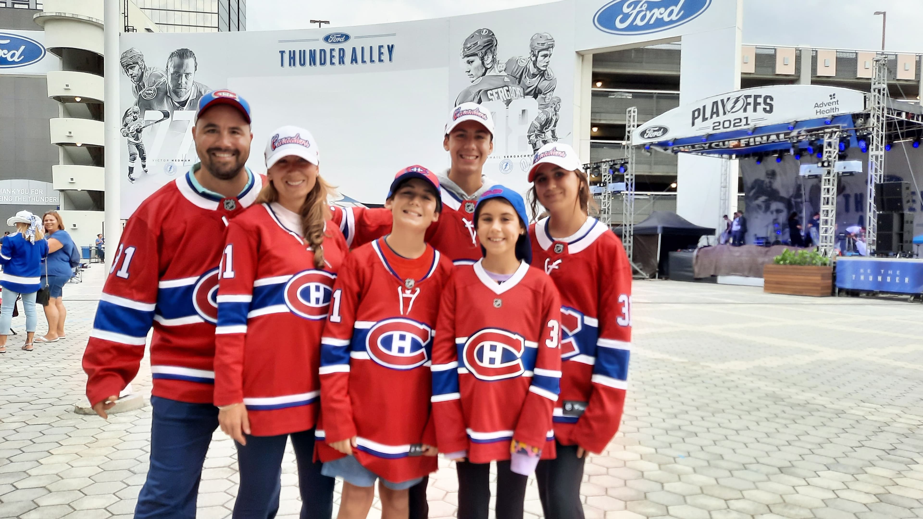 Installée à Clearwater depuis trois ans, la famille Chenail, montréalaise d’origine, ne voulait pas rater le CH en finale. Danny, Anne-Marie et leurs enfants se sont présentés au Amalie Arena vêtus d’un chandail de Carey Price.