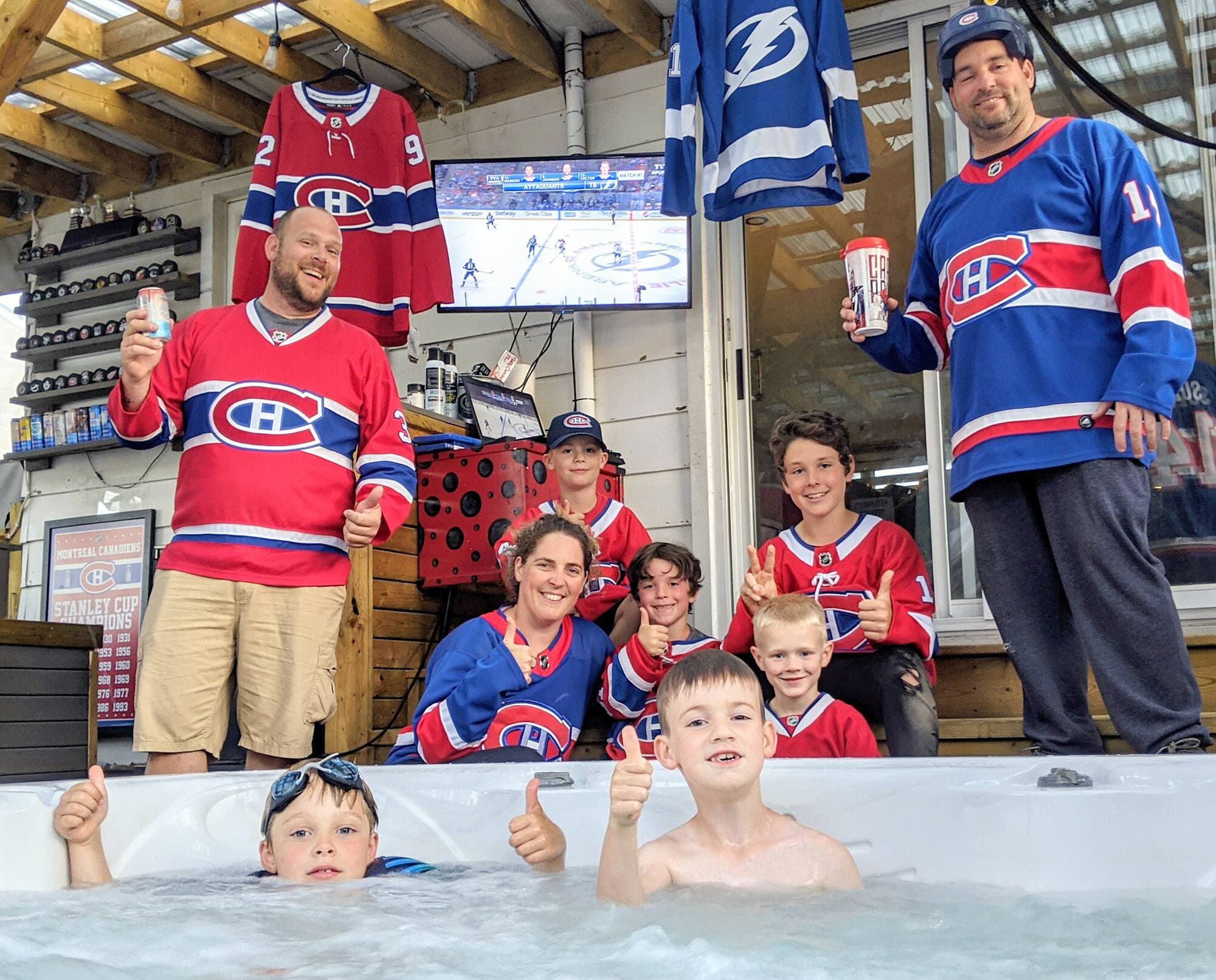 Les enfants Liam, Philippe, Gabriel, Olivier, Anthony et Alexis et les parents Joël, André et Annie vivant la finale entre le spa et la piscine.
