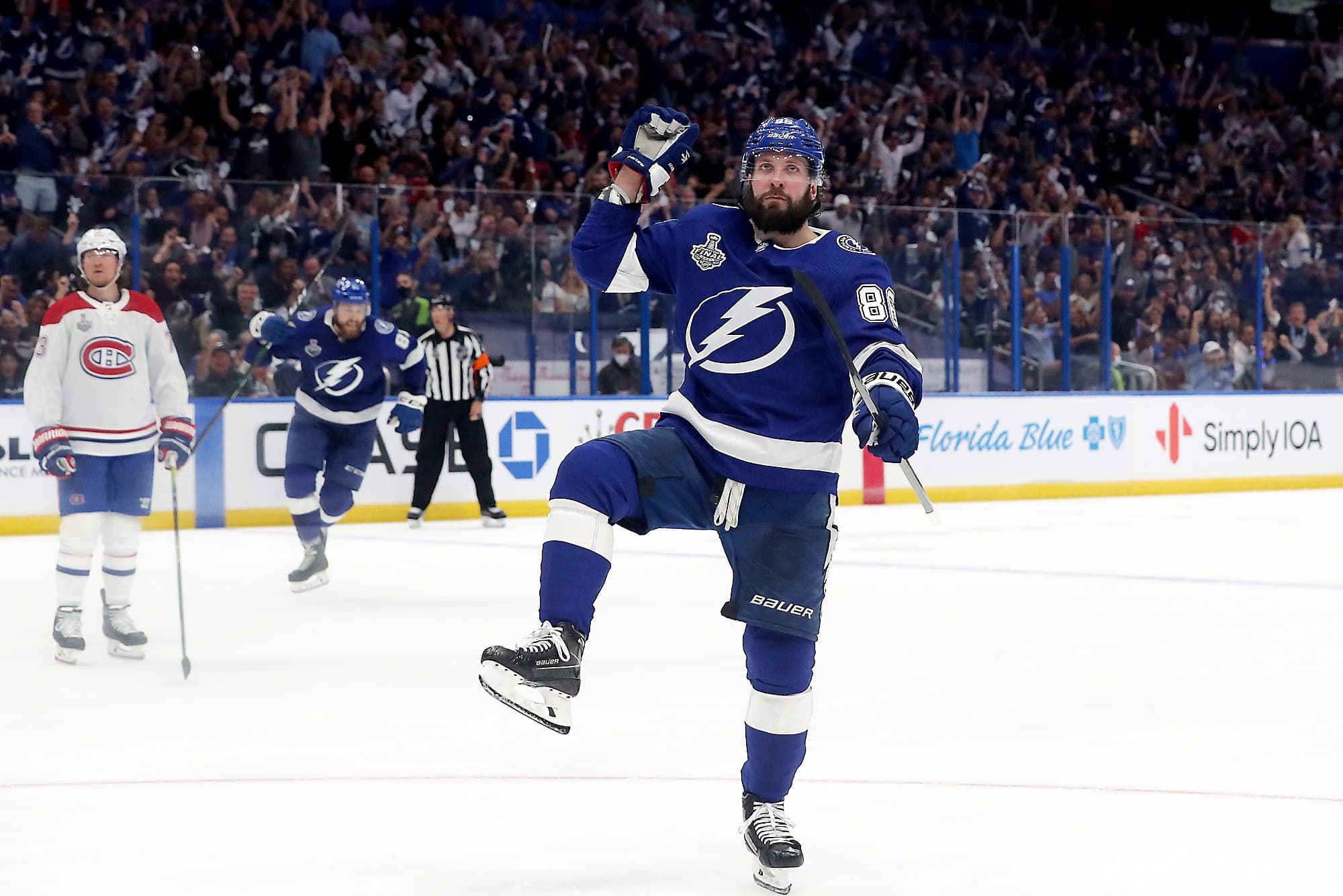 Nikita Kucherov célèbre l’un de ses deux buts réussis lundi soir, face au Canadien.