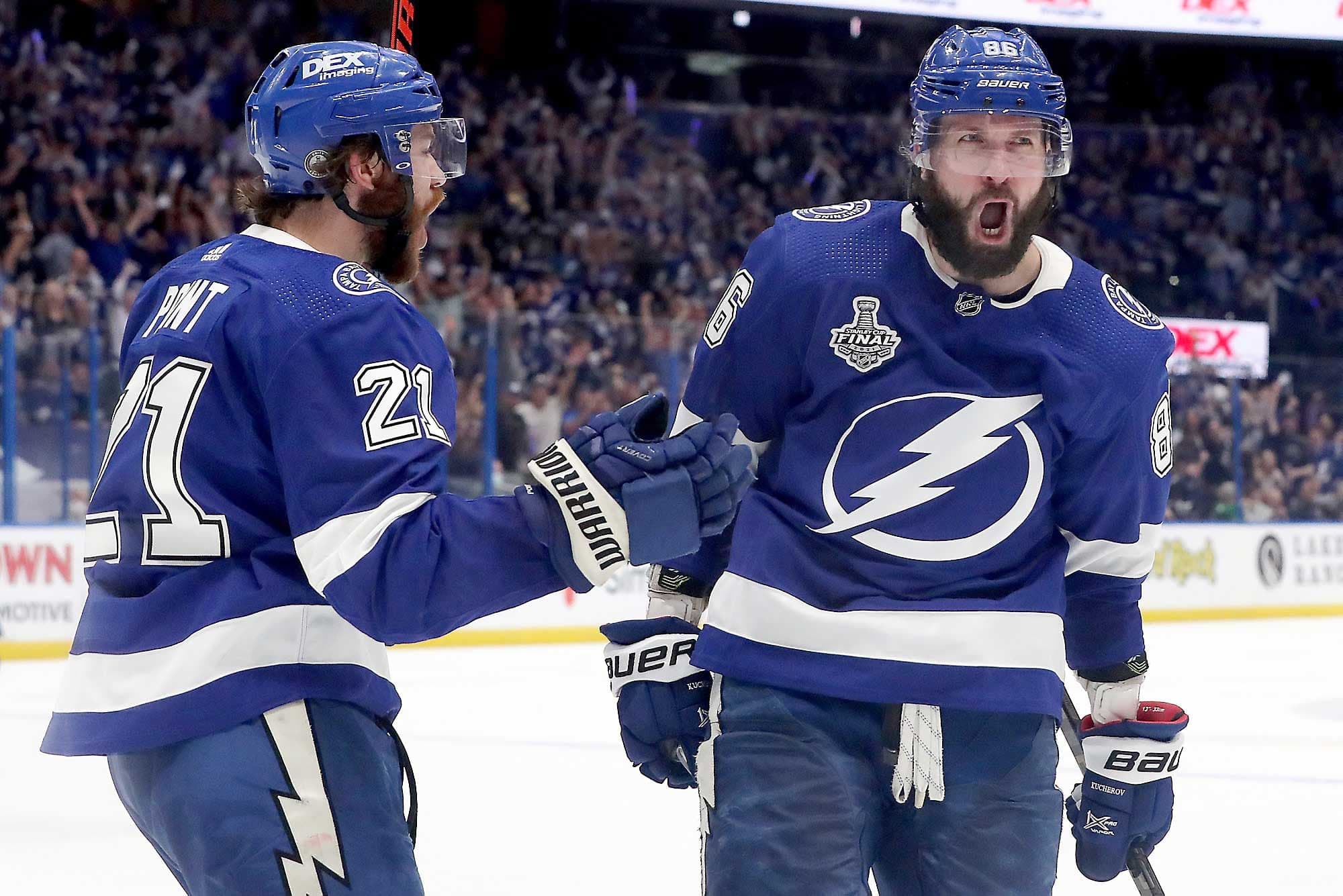 Nikita Kucherov (à droite) a célébré un de ses deux buts avec son coéquipier Brayden Point, qui, lui, a récolté trois aides dans la victoires des siens face au Canadien, lundi.