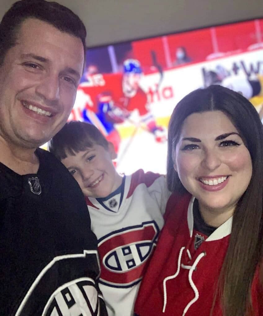 Claudia Campbell, une Montréalaise fan du CH qui vit à Brisbane en Australie, a converti son mari australien, Dane, et son beau-fils, Cooper, et ne manque jamais une partie des séries, malgré les 12h de décalage horaire.