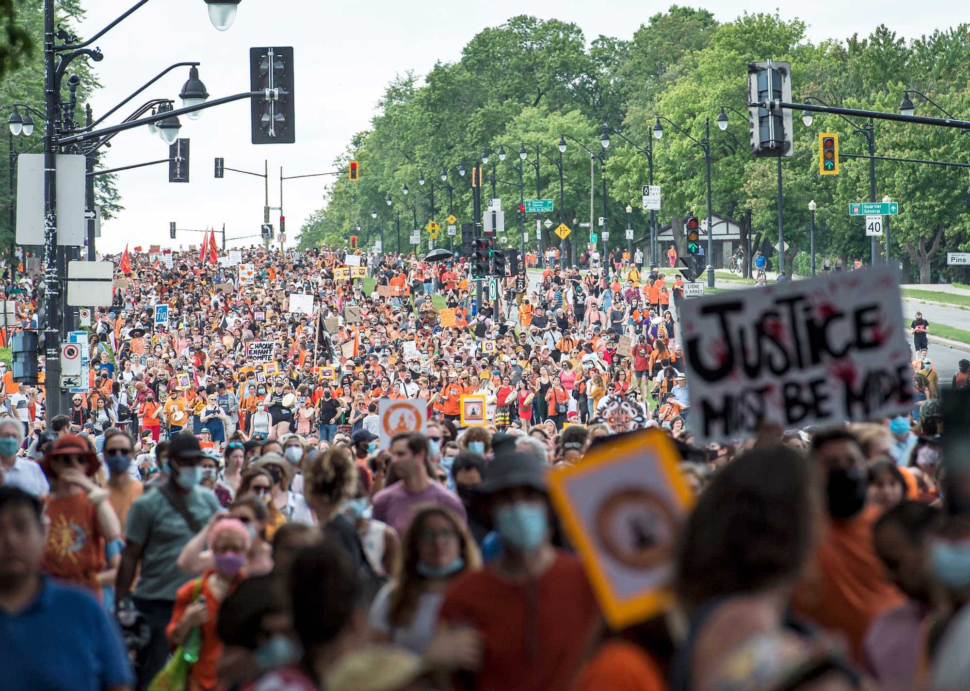 À Montréal, la marée humaine a marché de la place Jeanne-Mance en direction de la place du Canada.