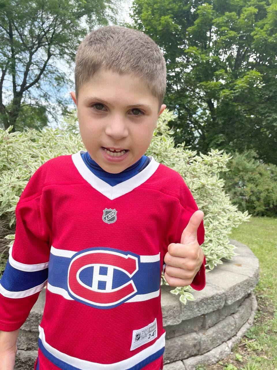 Atteint du syndrome de Myhre, une maladie rare sans traitement connu, le jeune Olivier Boissonneault veut encourager le Canadien à combler le déficit contre Tampa.