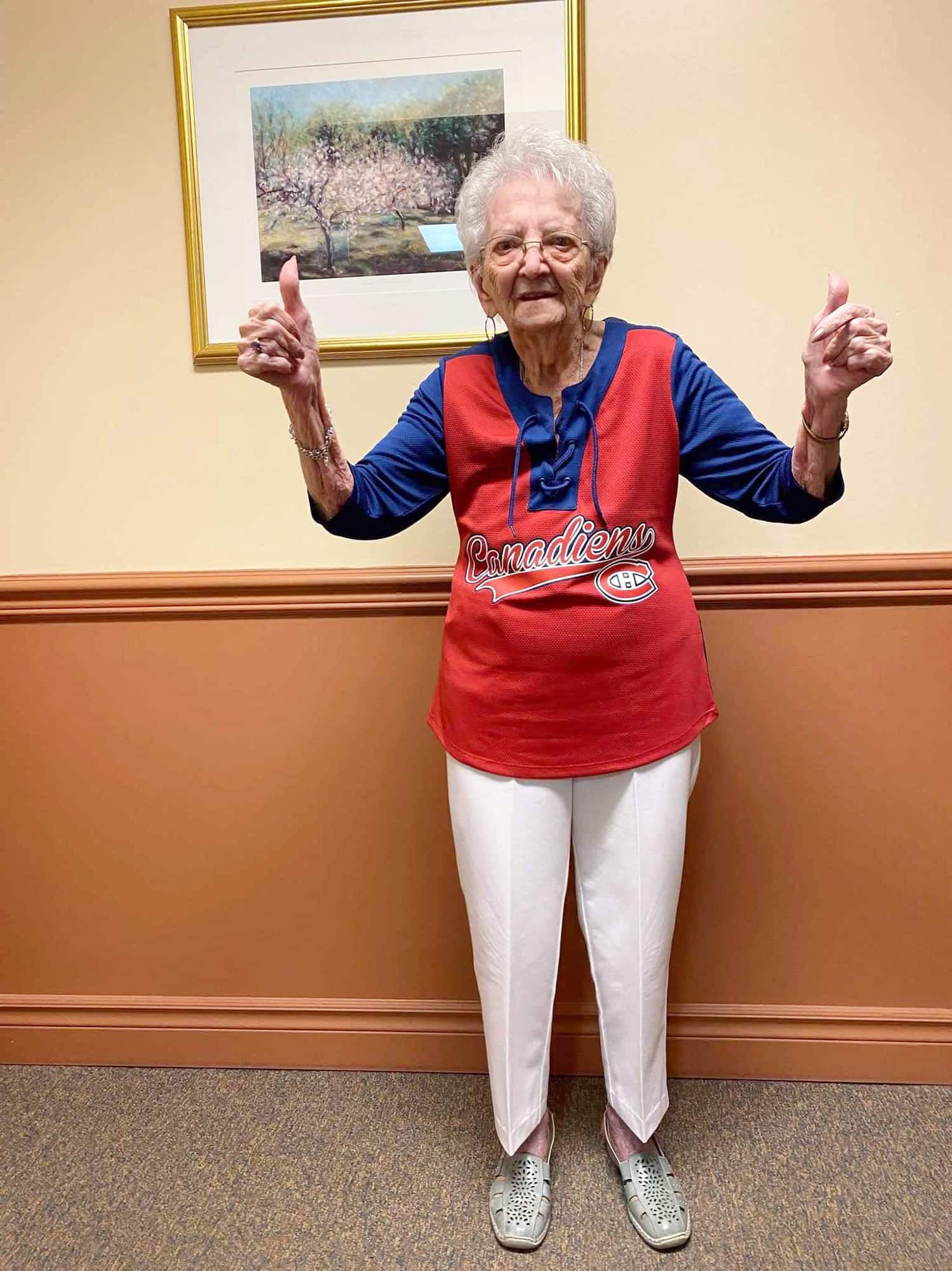 Marie Paule Dionne, 100 ans, est l’une des plus vieilles fans du Canadien. Elle ne fait pas son âge quand elle s’assoit devant son écran pour encourager son équipe préférée. Elle adore son gilet de la Sainte-Flanelle, que lui a offert sa résidence.