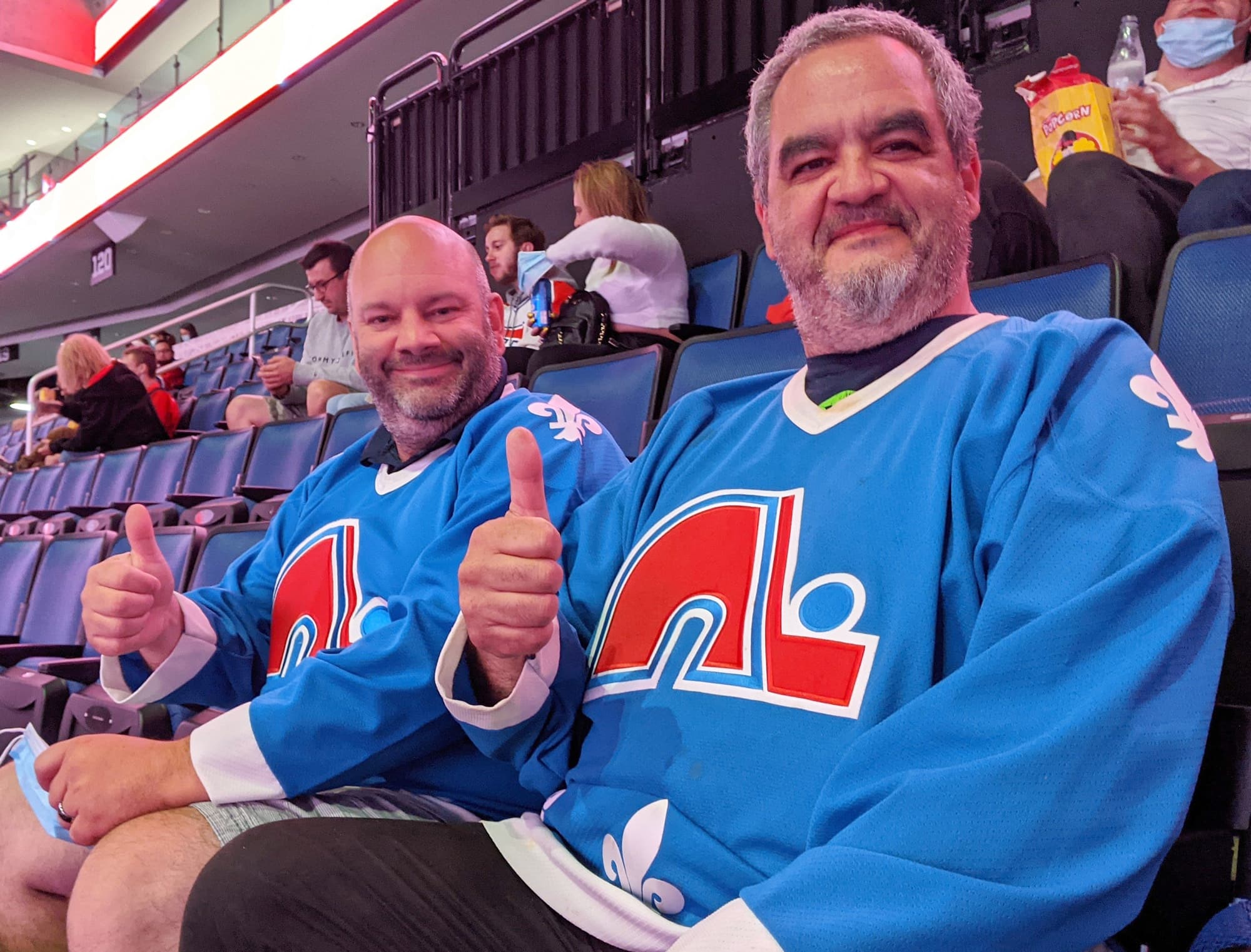 De leur côté, Éric Bouchard et Claude Bernard ont toujours les Nordiques tatoués sur le cœur.