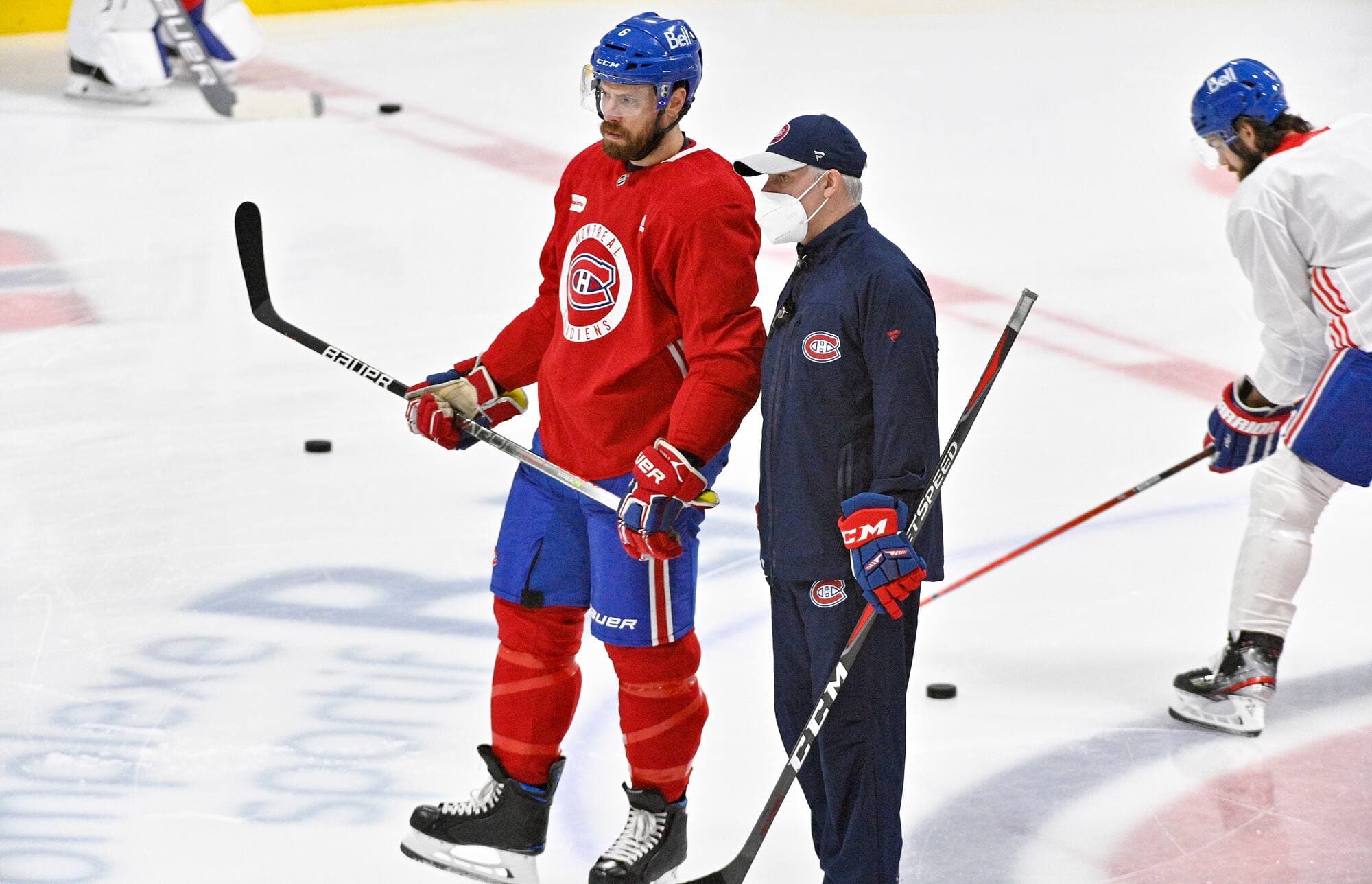 Le capitaine Shea Weber et l’entraîneur-chef Dominique Ducharme surveillaient de près le déroulement de la séance d’entraînement du Canadien à Brossard, dimanche matin.