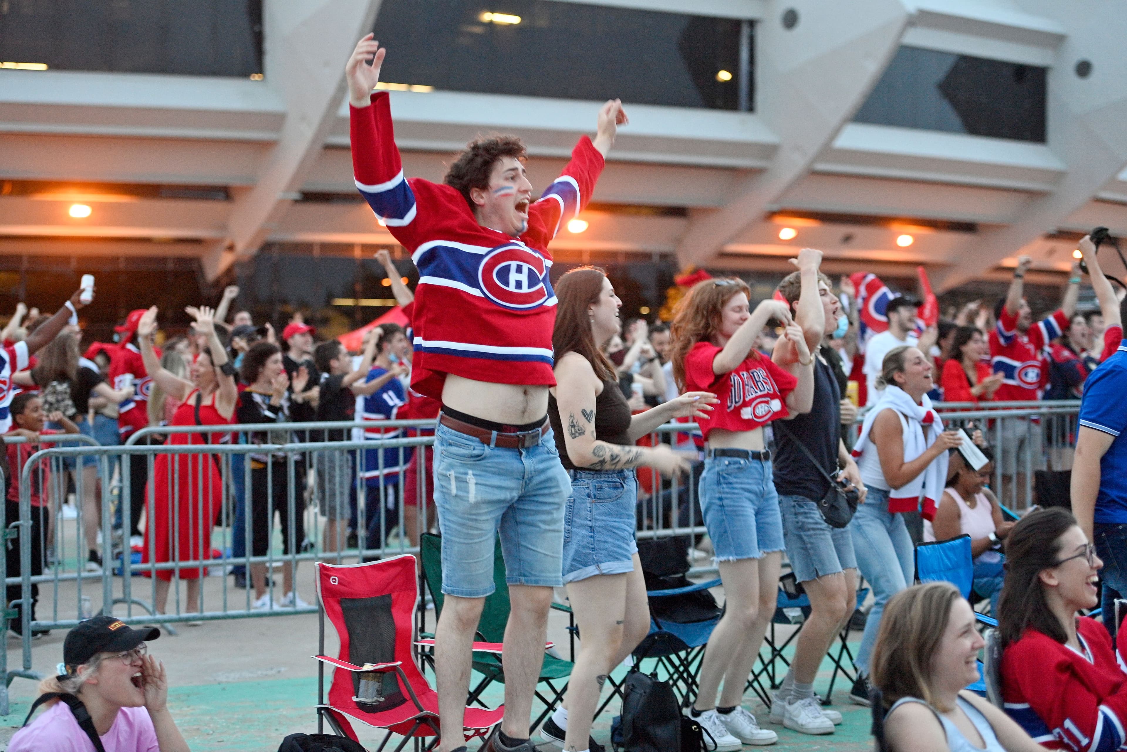 Bien que moins importante qu’au centre-ville, la foule au Stade olympique était dans l’ambiance.