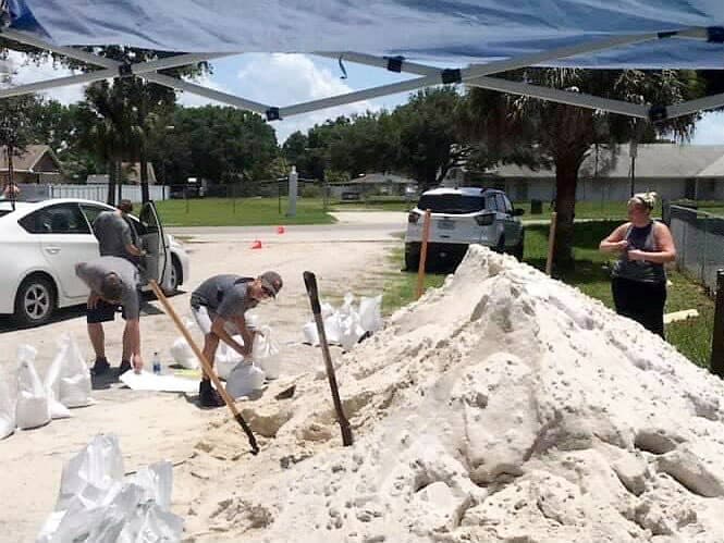 Plus de 33 000 sacs de sable ont été distribués par la ville de Tampa en prévision des précipitations et de la montée des eaux causées par Elsa.