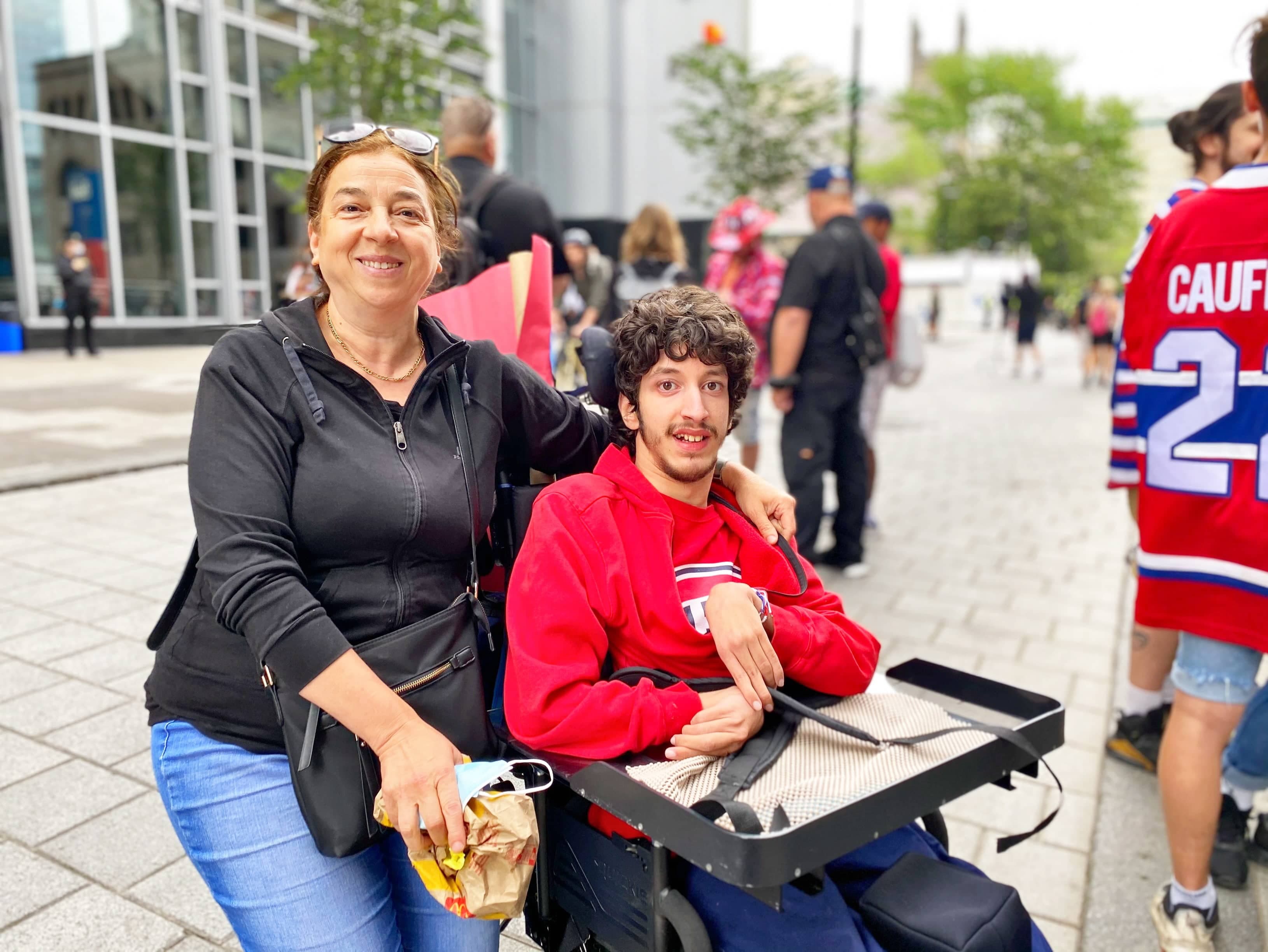 Hernia Kermouche et son fils sont venus voir le match devant le Centre Bell. Il s'agit de la première fois qu'elle se déplace pour assister à une partie devant la Cage aux sports.