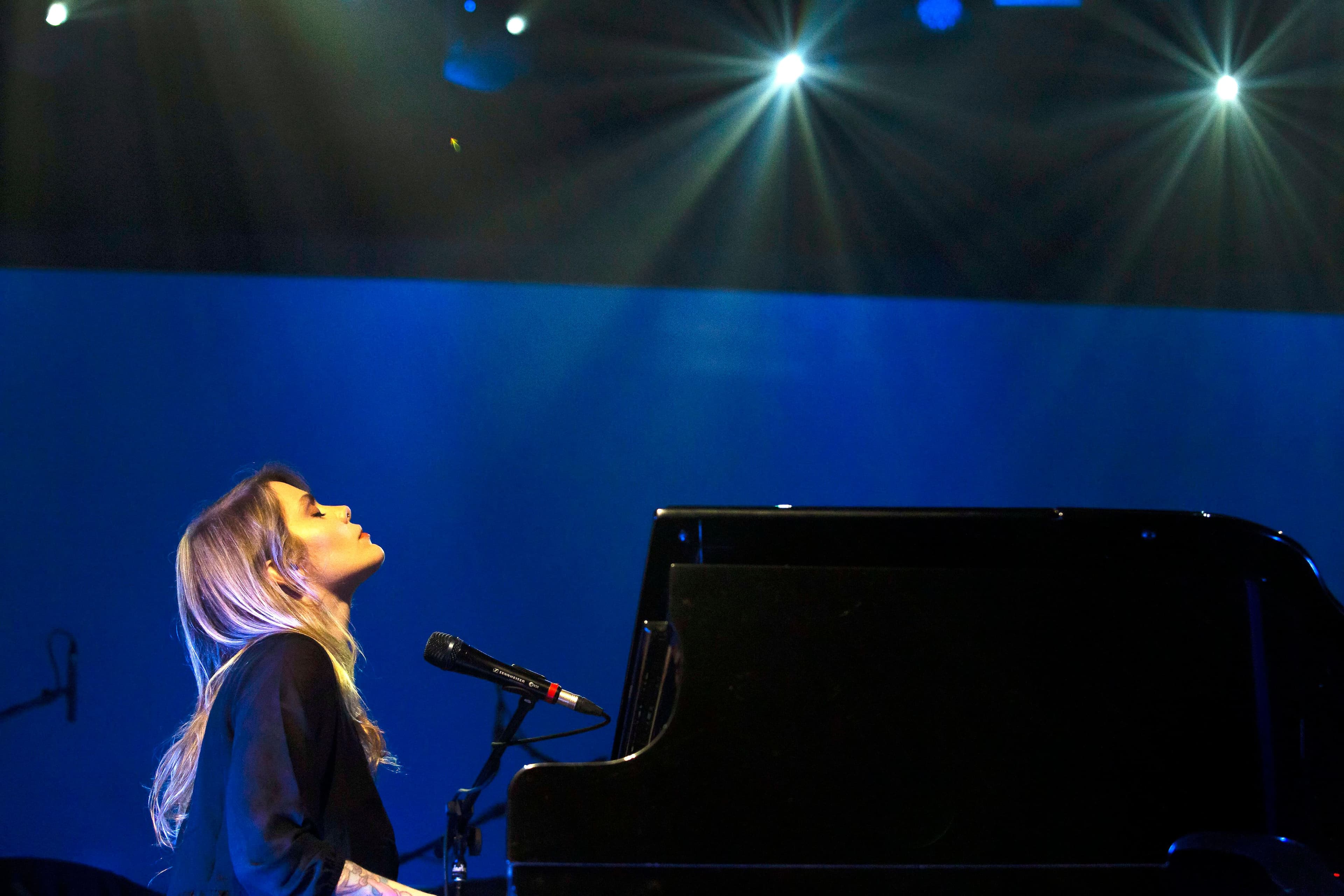 Sensible et drôle, Coeur de pirate a charmé les 500 spectateurs réunis au Manège militaire, lors de la deuxième soirée du Festival d’été, en jouant la carte de la simplicité.