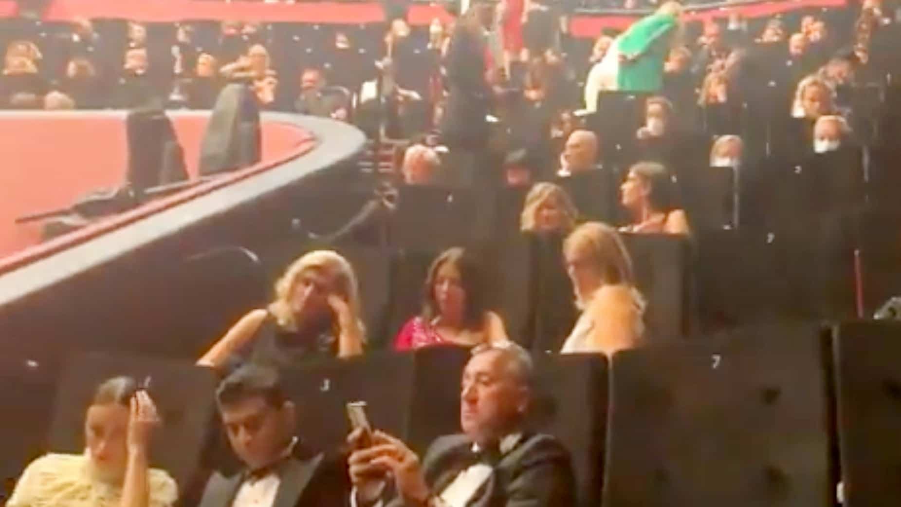 Les célébrités réunies au Festival de Cannes se sont fait rabrouer pour n’avoir pas porté le couvre-visage de rigueur dans les salles de cinéma, en France.