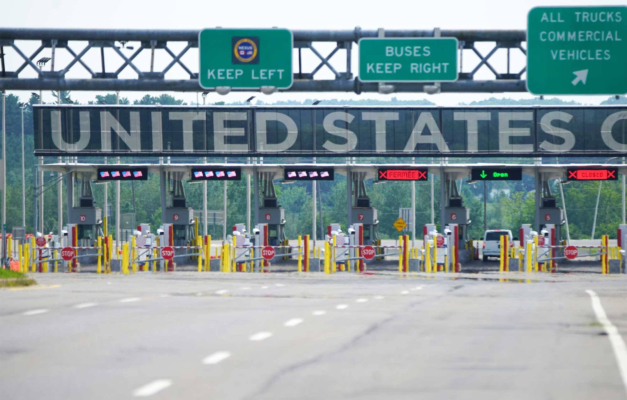 Lundi, le poste frontalier de Lacolle était très tranquille au passage de notre photographe, mais il va bientôt s’animer.