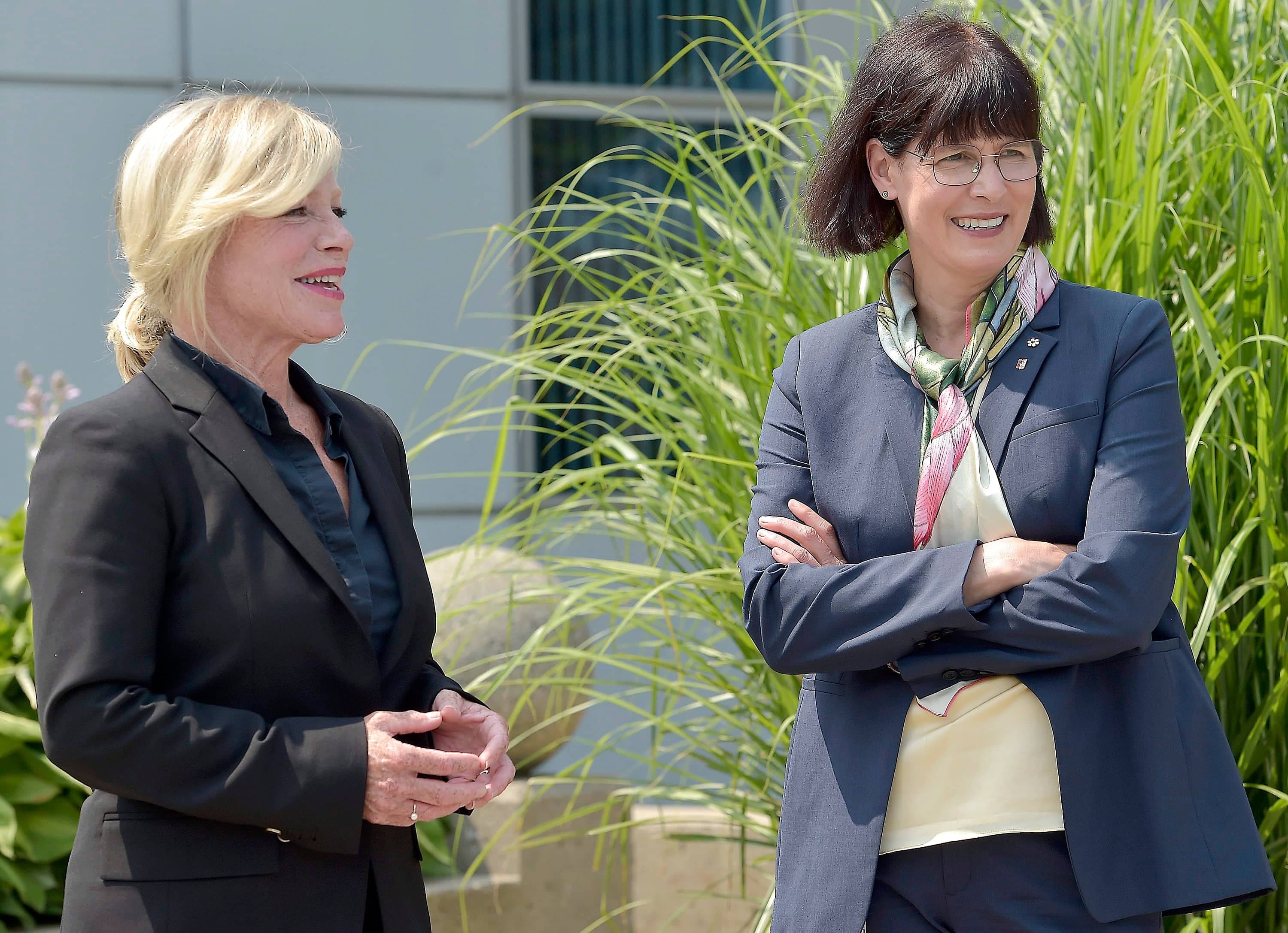 « L’objectif, c’est de faire un événement qui est sécuritaire, sans risque pour les gens », a expliqué la rectrice de l’Université Laval, Sophie D’Amours, à droite, sans trop s’avancer sur les conditions qui seront imposées par les chercheurs et la Santé publique pour assister à l’événement. À gauche, la ministre du Tourisme, Caroline Proulx.