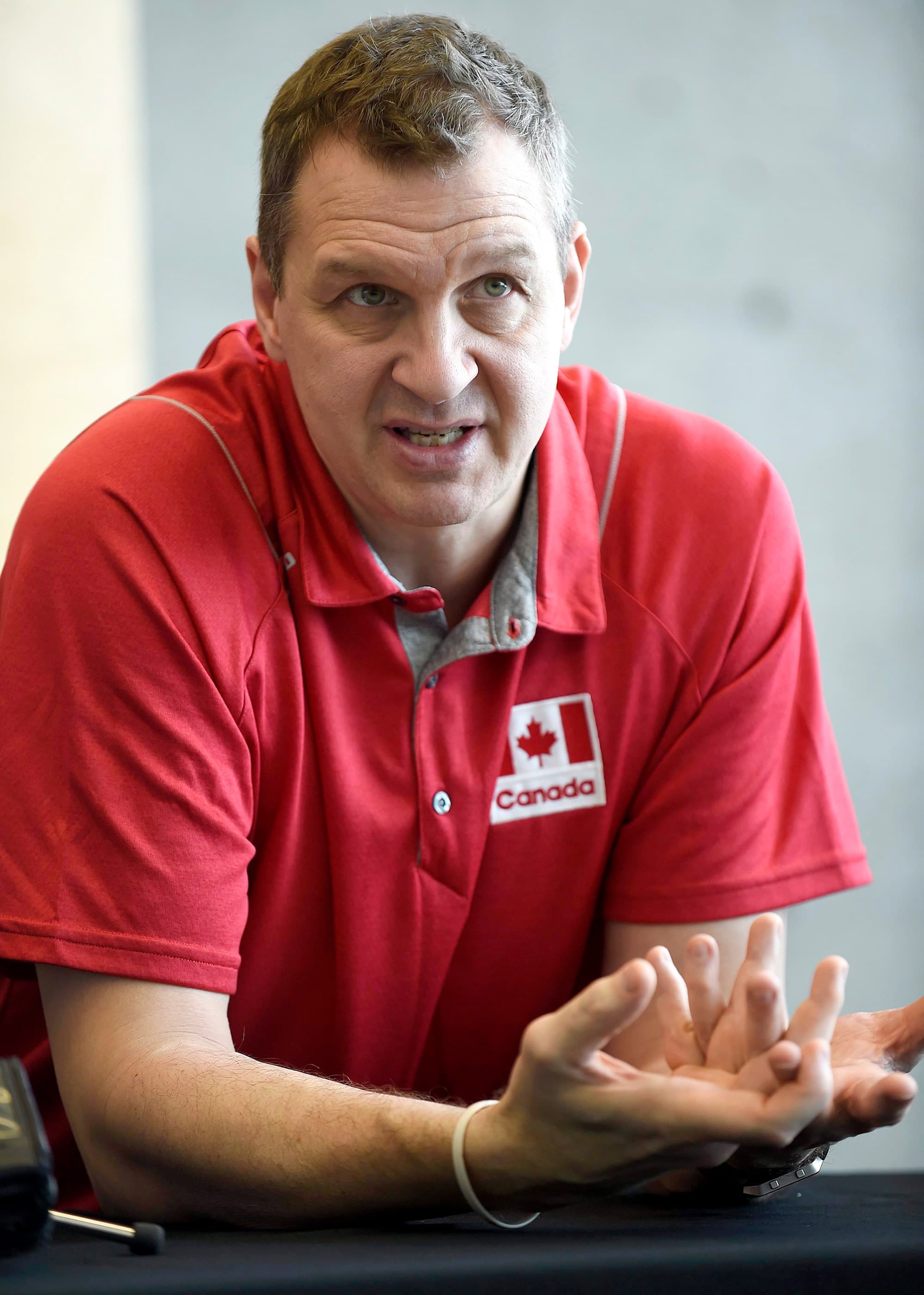 L’entraîneur adjoint de l’équipe nationale masculine de volleyball en salle, Gino Brousseau