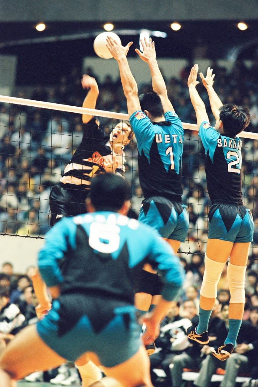 Gino Brousseau frappant dans le ballon à l’époque où il évoluait pour les Suntory Sunbirds d’Osaka.