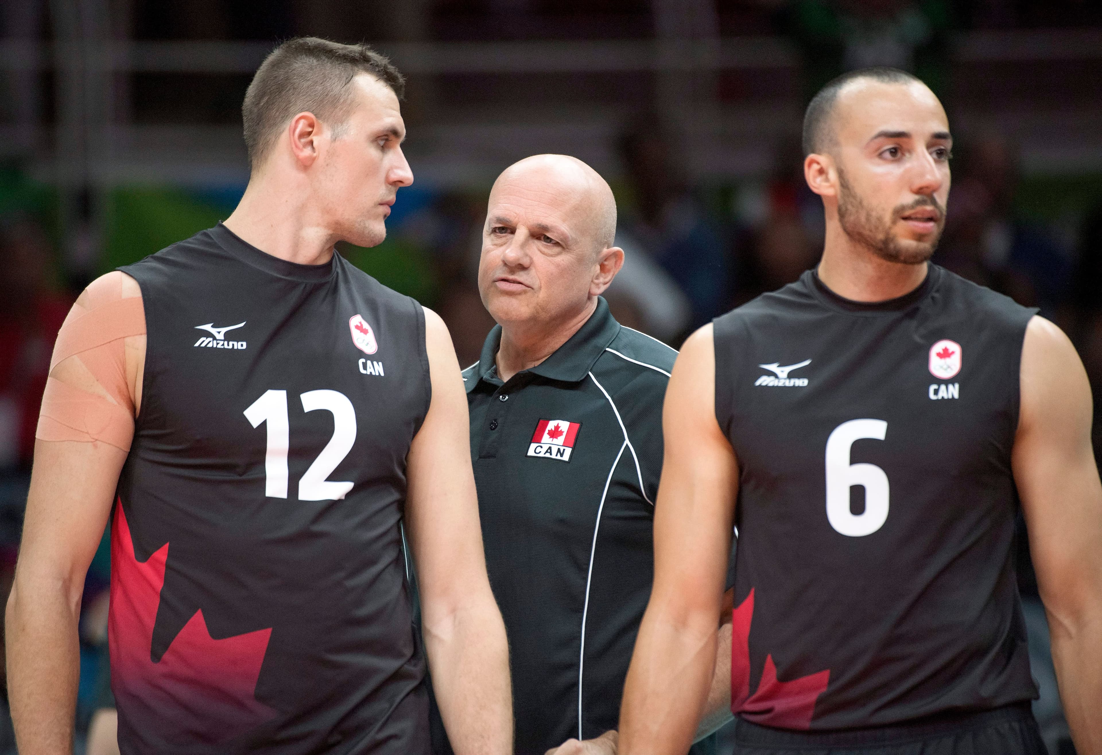 Glenn Hoag prodiguant des conseils à Gavin Schmitt et Justin Duff aux Jeux olympiques de Rio, en 2016.