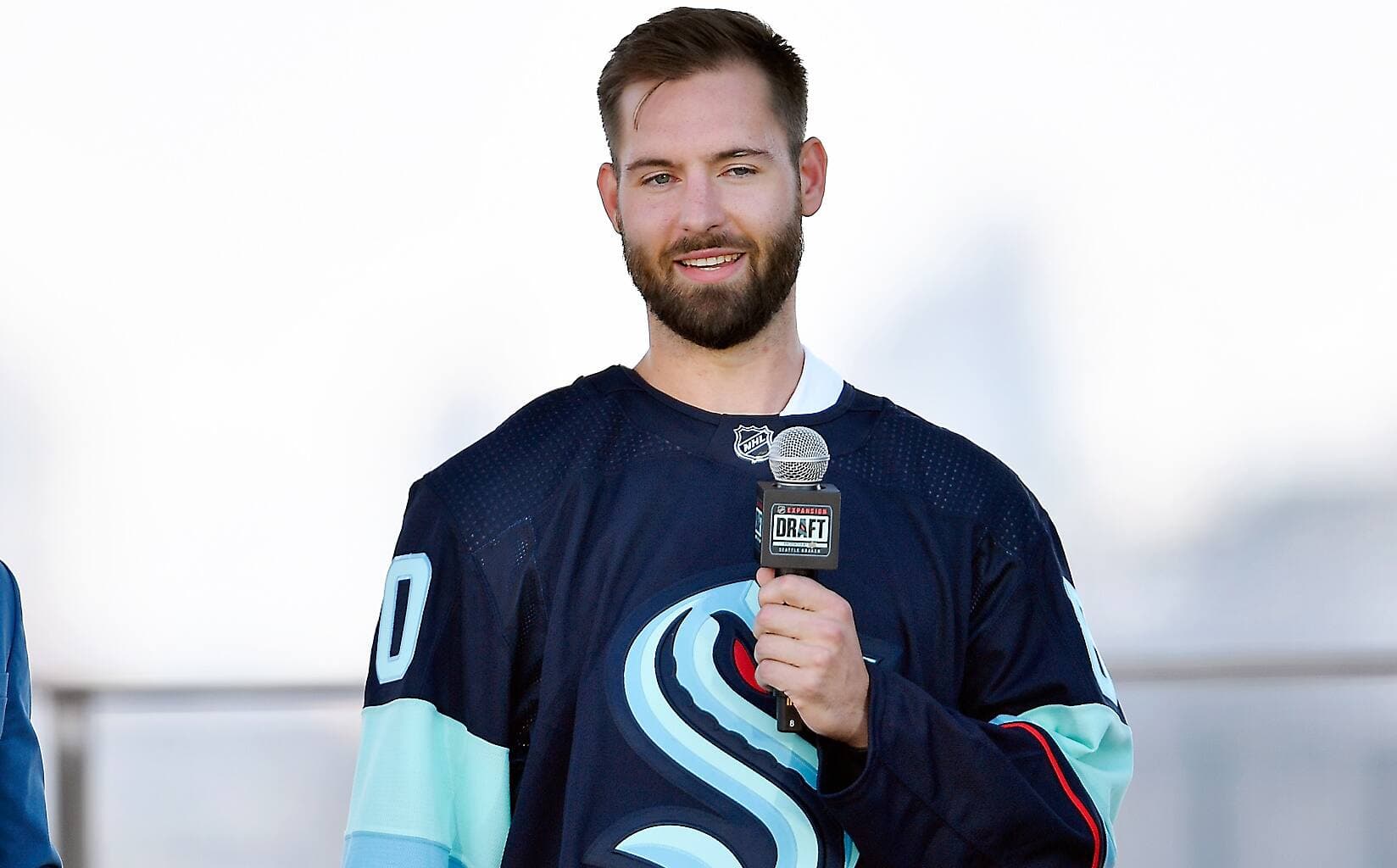 Les partisans du Kraken attendaient Carey Price. Ils devront se contenter du gardien Chris Driedger qui a salué la foule à Seattle, hier.