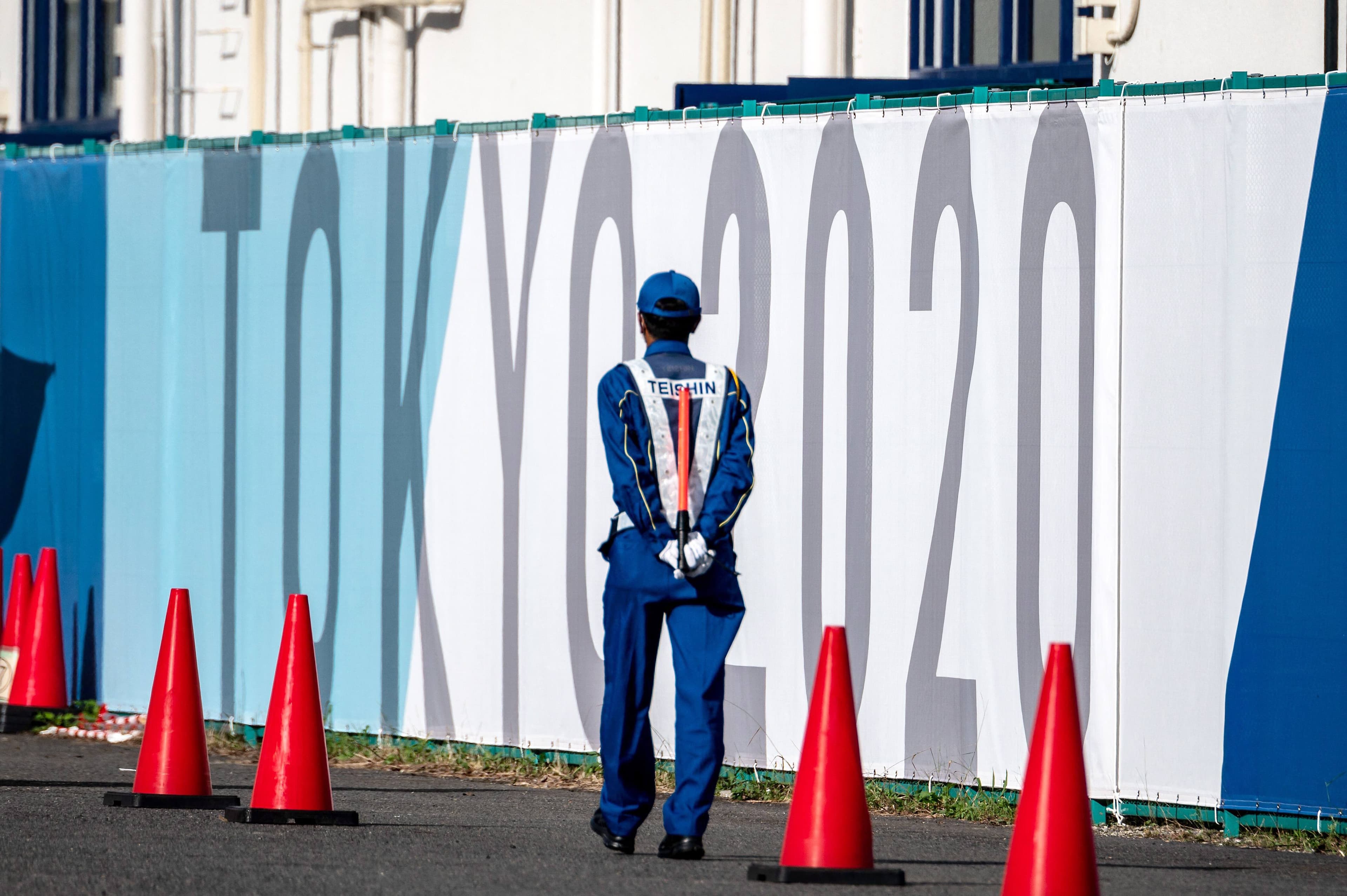 Plus tôt en journée, un gardien de sécurité circulait autour du stade.