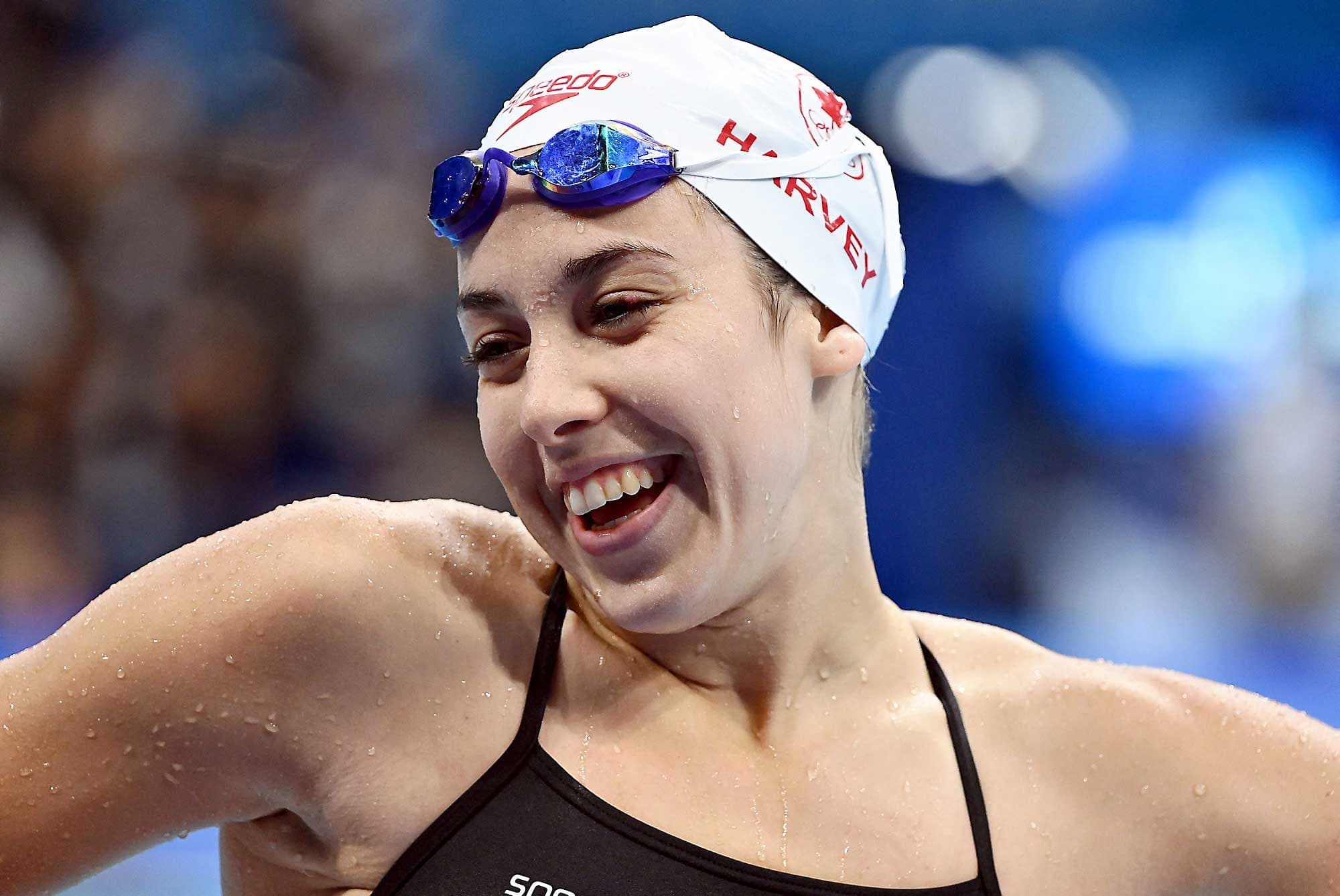 Mary-Sophie Harvey qui rit avec des coéquipières en marge d’un entraînement à la piscine olympique dimanche dernier.