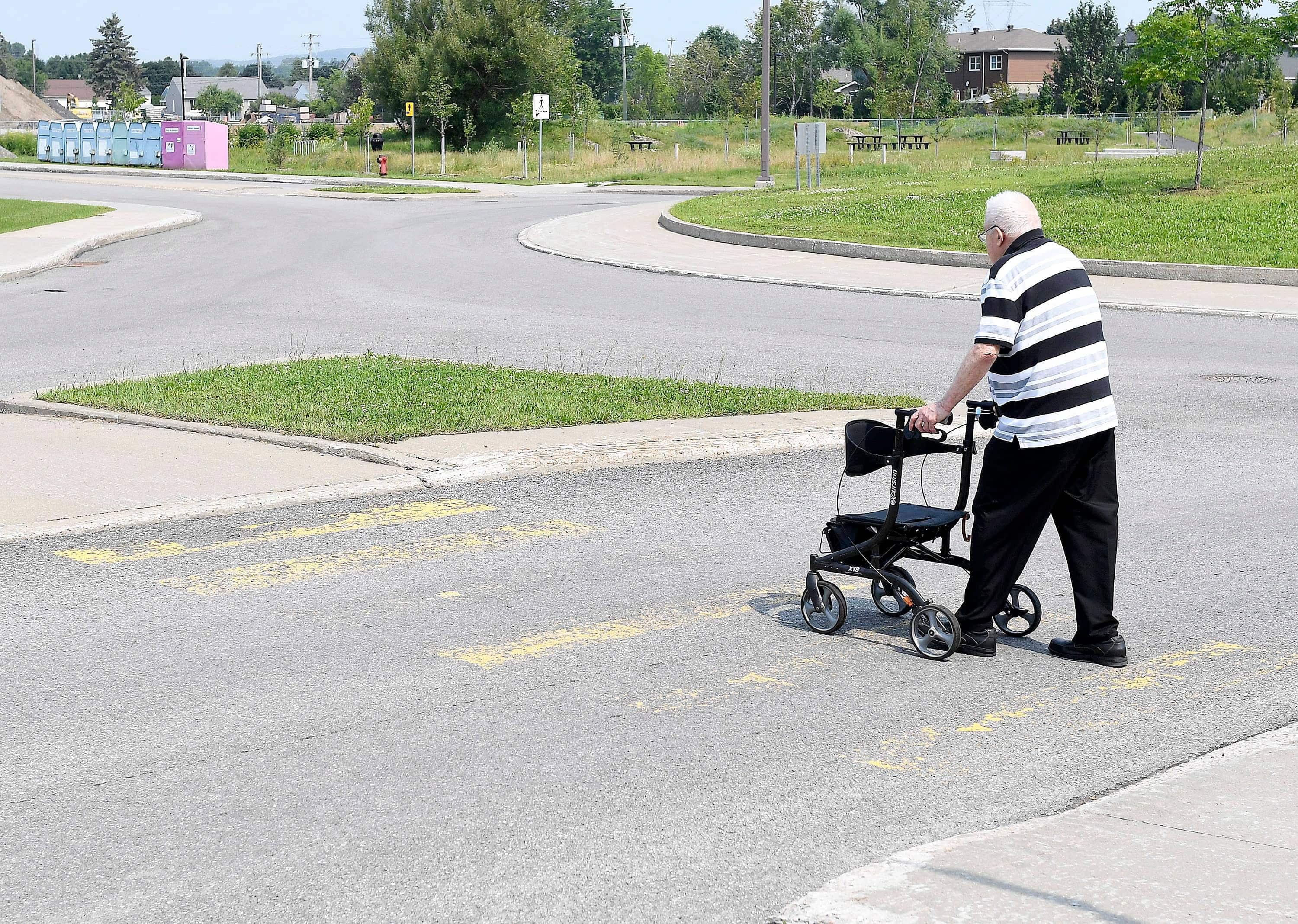 Un piéton âgé près de la rue des Bienfaits.