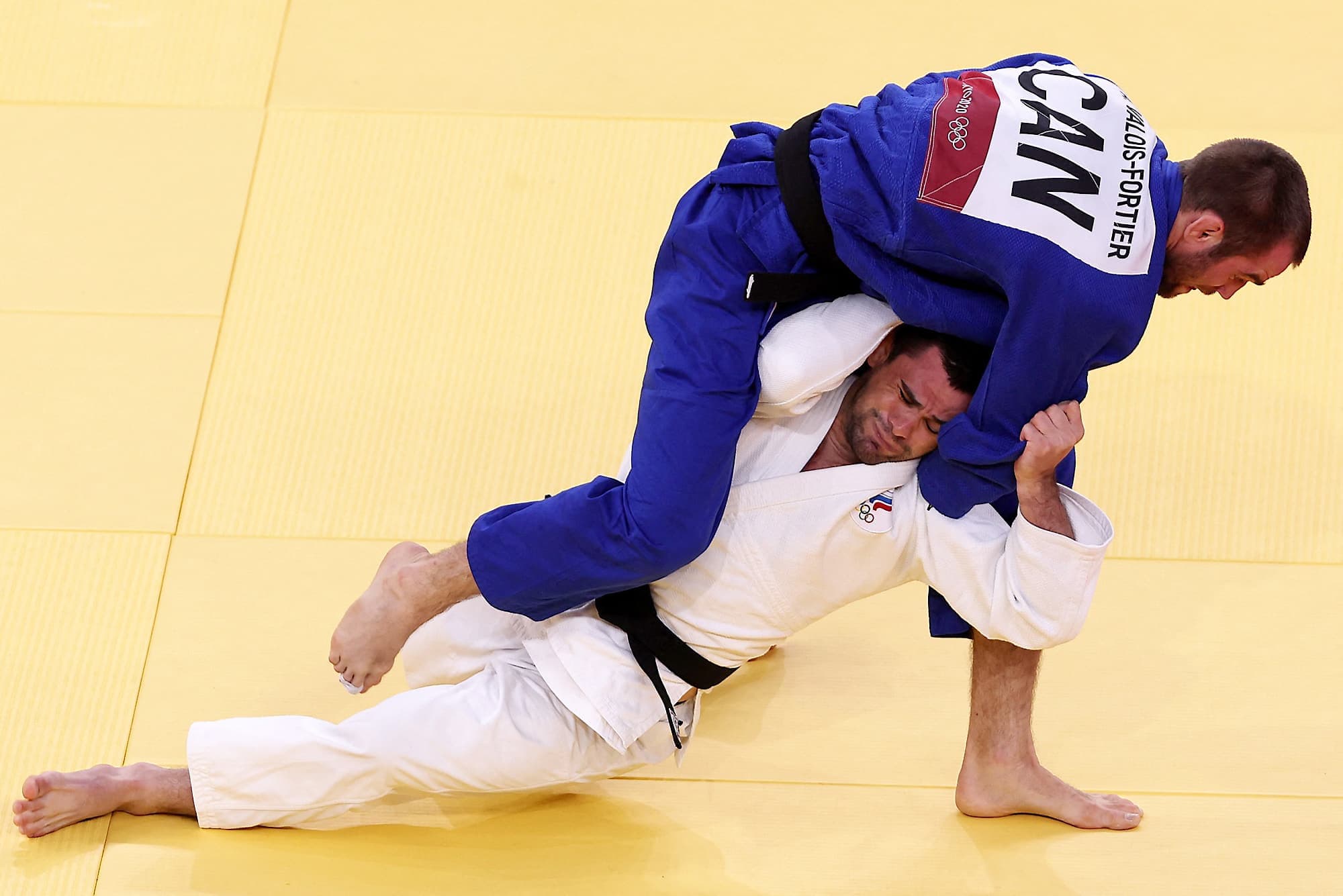 Malgré cette prise, Antoine Valois-Fortier (bleu) s’est incliné contre le Russe Alan Khubetsov.