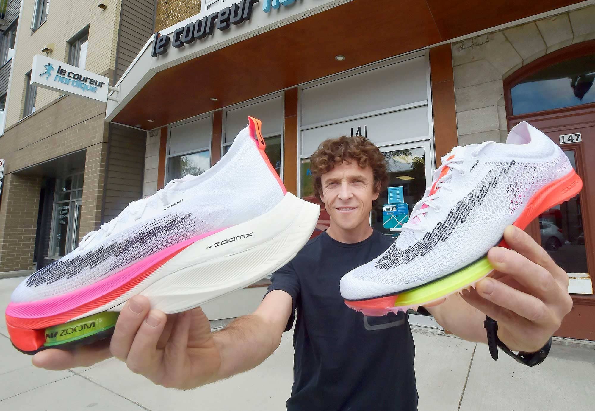 Dans sa main droite, Jimmy Gobeil présente le modèle Alphafly Next, qui fait fureur auprès des marathoniens, tandis que dans sa main gauche, c’est le Maxfly qui sert la cause des sprinters.