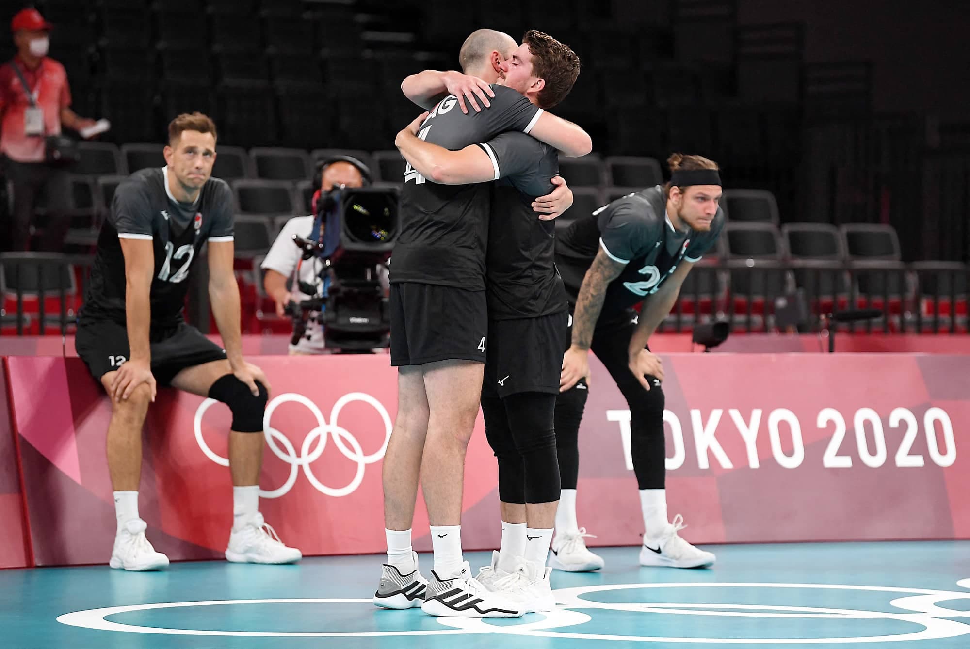 Nicholas Hoag (au centre à gauche) est réconforté par un coéquipier après la défaite de lundi face aux Russes, un revers qui a mis fin au parcours des Canadiens à Tokyo.