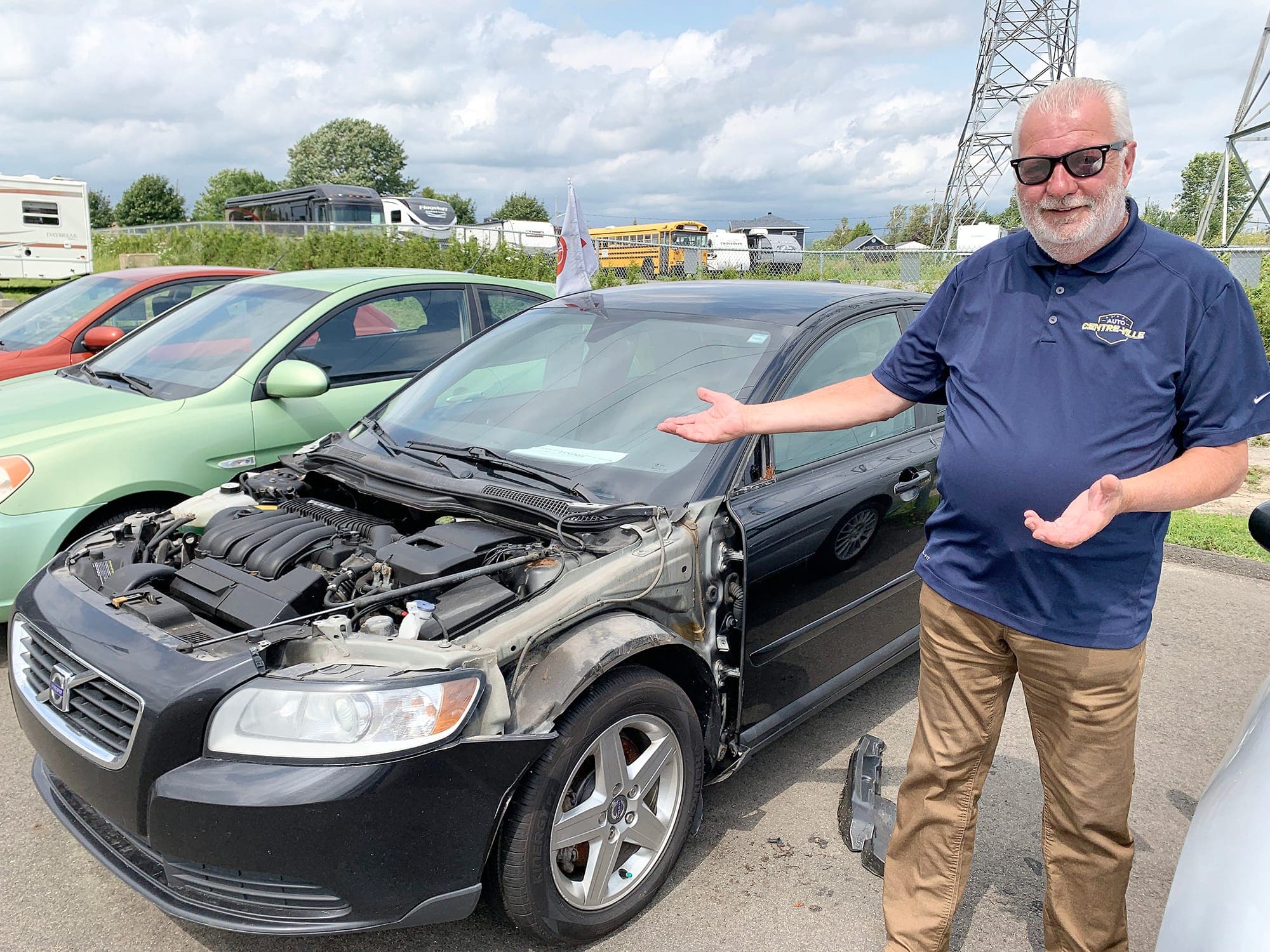 Sans ailes, capot, rétroviseurs et chaîne stéréo, cette Volvo S40 2008 entreposée chez Auto Centre-Ville est maintenant bonne pour la ferraille estime le conseiller aux ventes Serge Marquis.