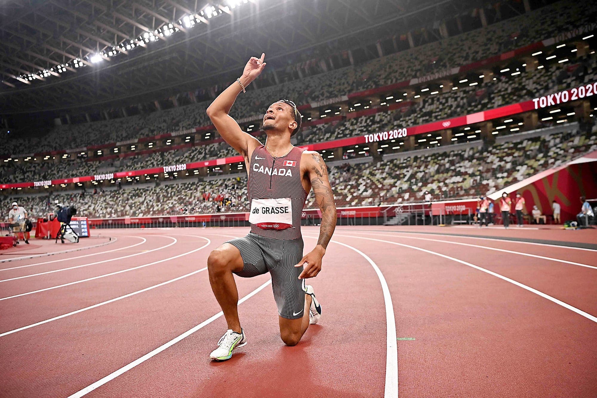 Andre De Grasse a célébré son couronnement au 200 m en posant un genou au sol et en pointant le ciel.