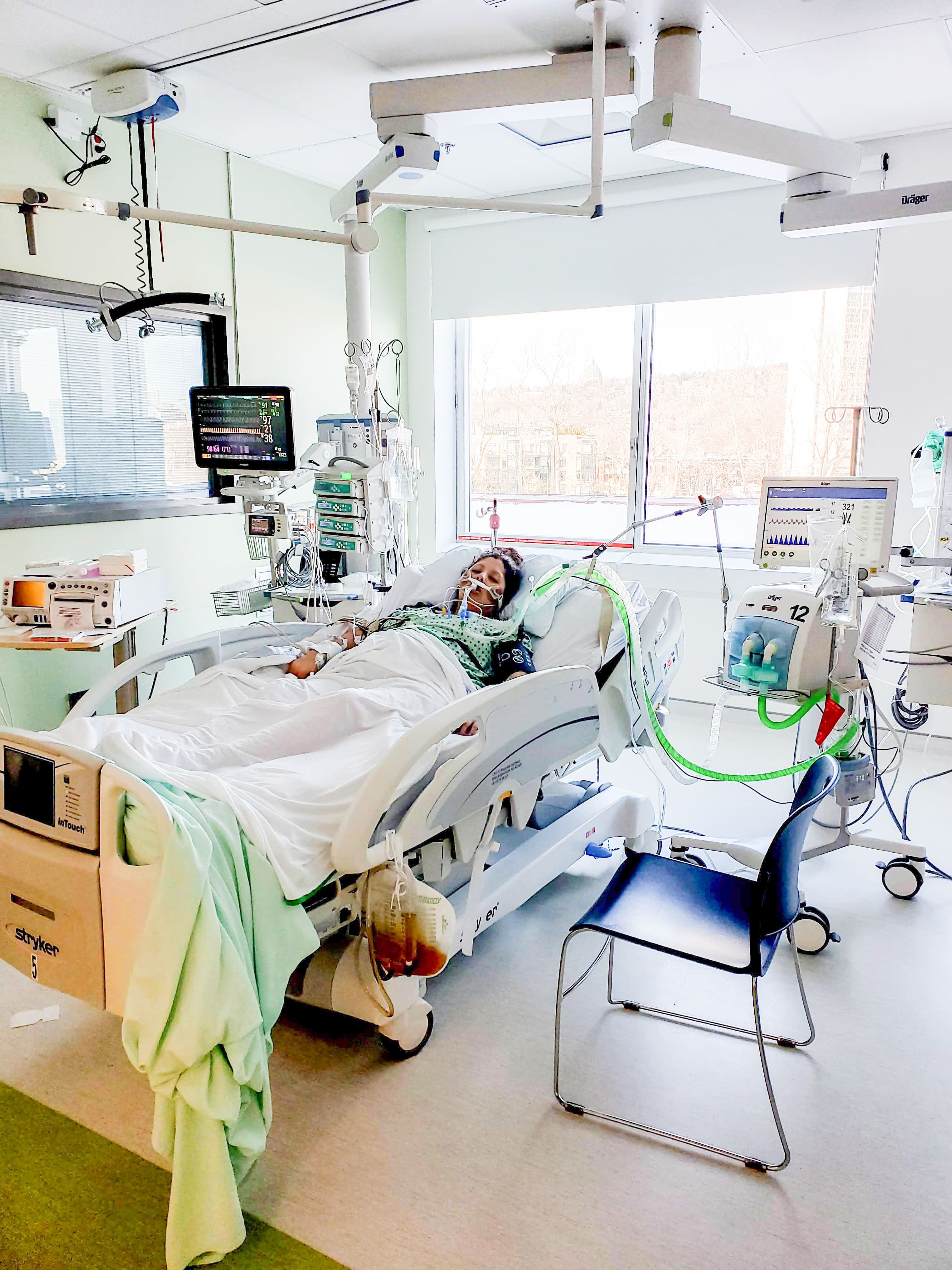 On voit la mère de famille aux soins intensifs, où elle a passé huit jours, parce que ses poumons n’arrivaient plus à fonctionner.