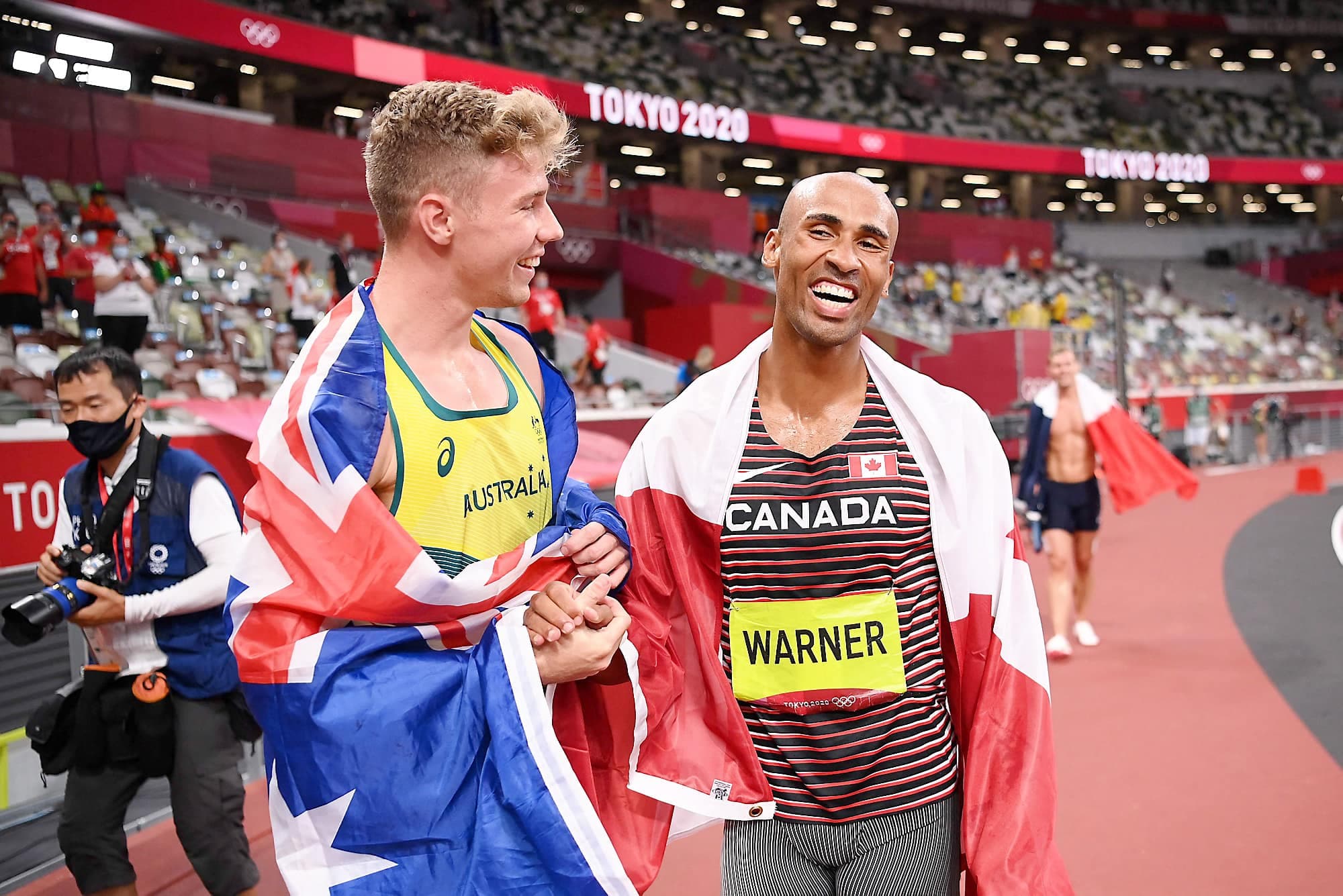 Damian Warner s’est drapé du drapeau canadien après sa victoire au décathlon.