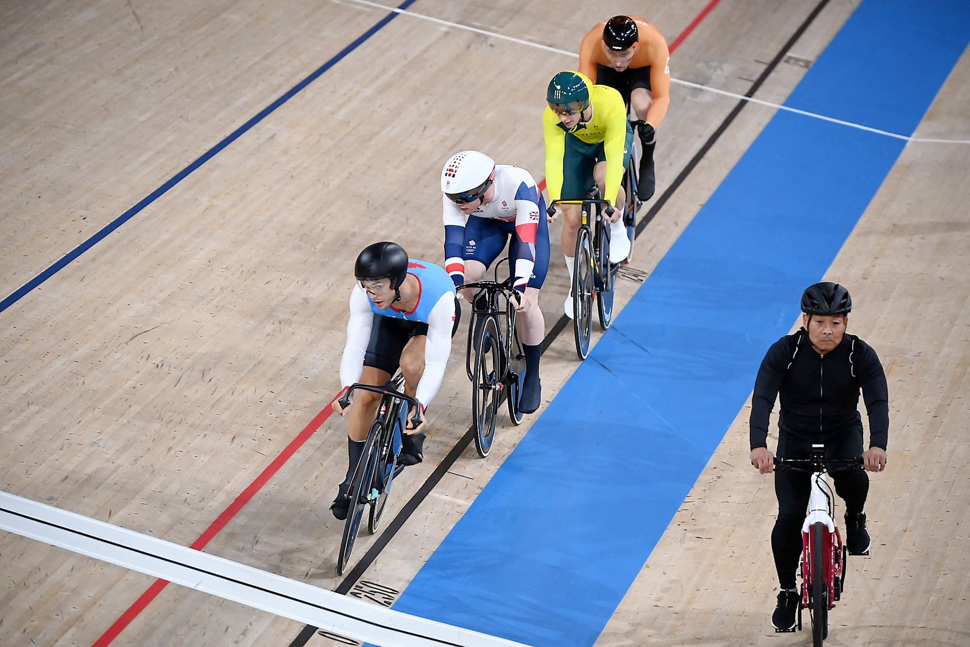 Le Québécois avait pris les commandes de la première course avant qu’elle soit arrêtée à la suite des chutes du Malaisien Muhammad Shah Firdaus Sahrom (en noir et jaune) et du Kazakh Sergey Ponomaryov.