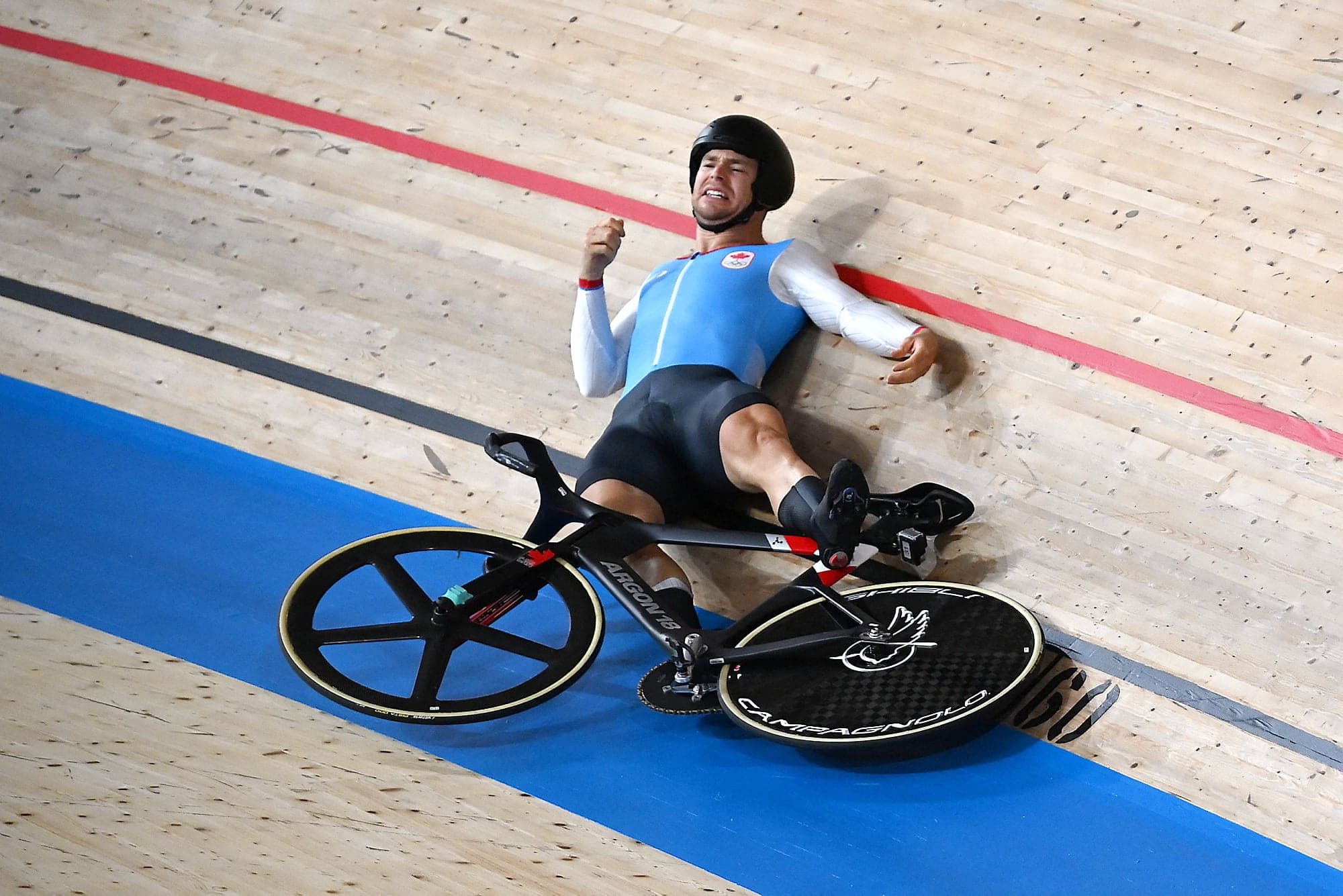 Barrette est resté étendu sur la piste, lui qui s’est fracturé une côte. Ce qui ne l’a pas empêché de prendre part au repêchage, où il n’a pu faire mieux qu’une quatrième place, étant du coup éliminé.