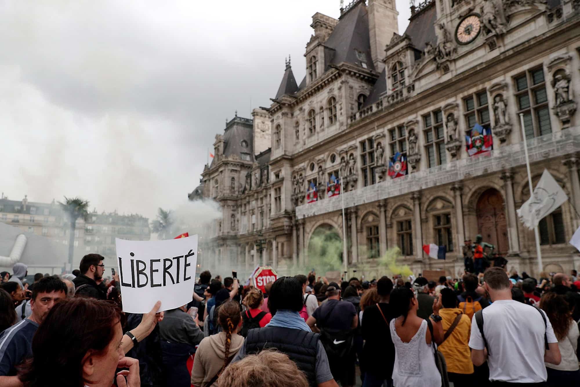 Plus de 200 000 Français ont pris la rue hier pour décrier le passeport sanitaire comme ici devant l’hôtel de ville de Paris.