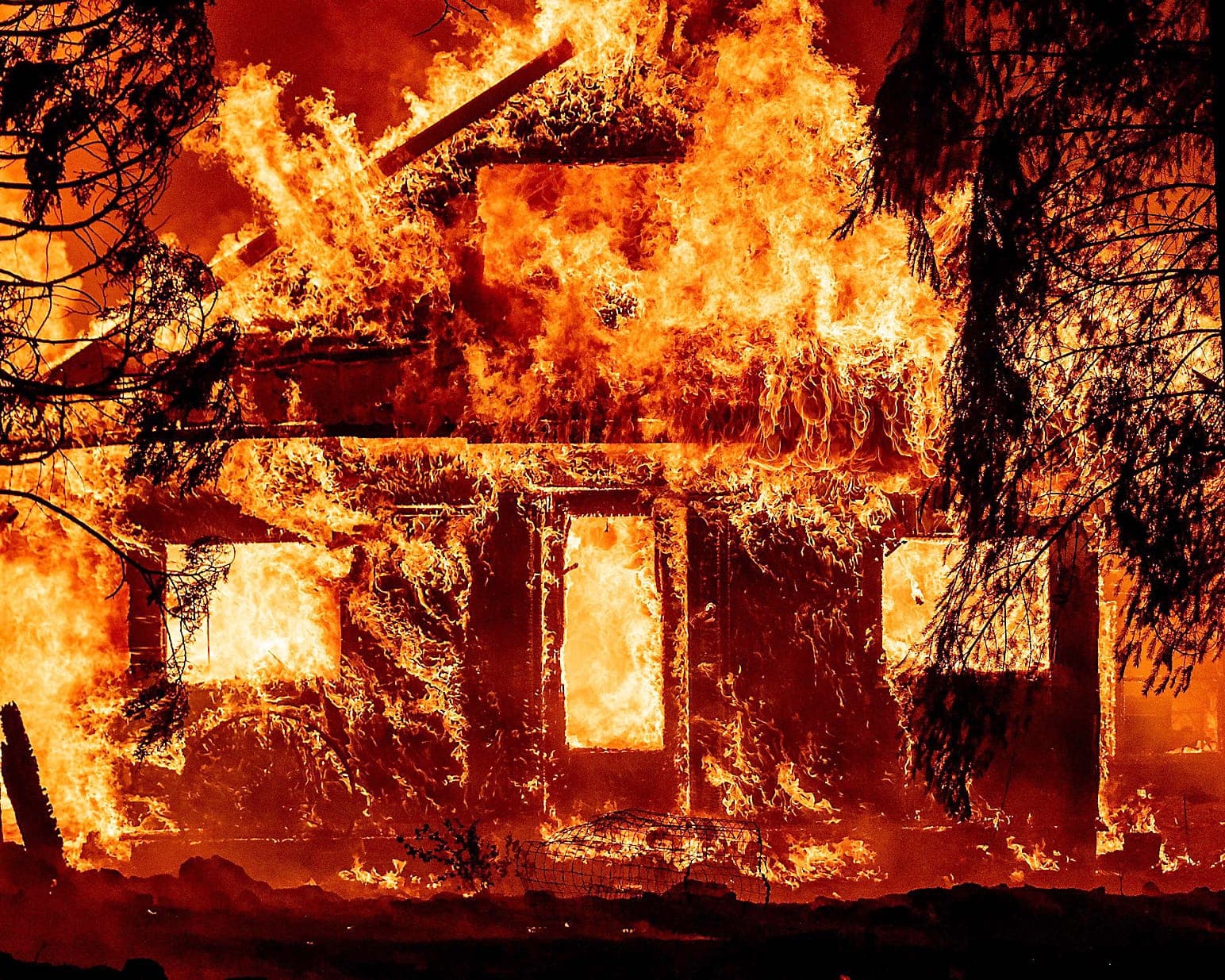 D’importants incendies ravagent plusieurs régions du globe actuellement, dont celui de Dixie, qui a déjà consumé 500 000 acres de terrain en Californie.