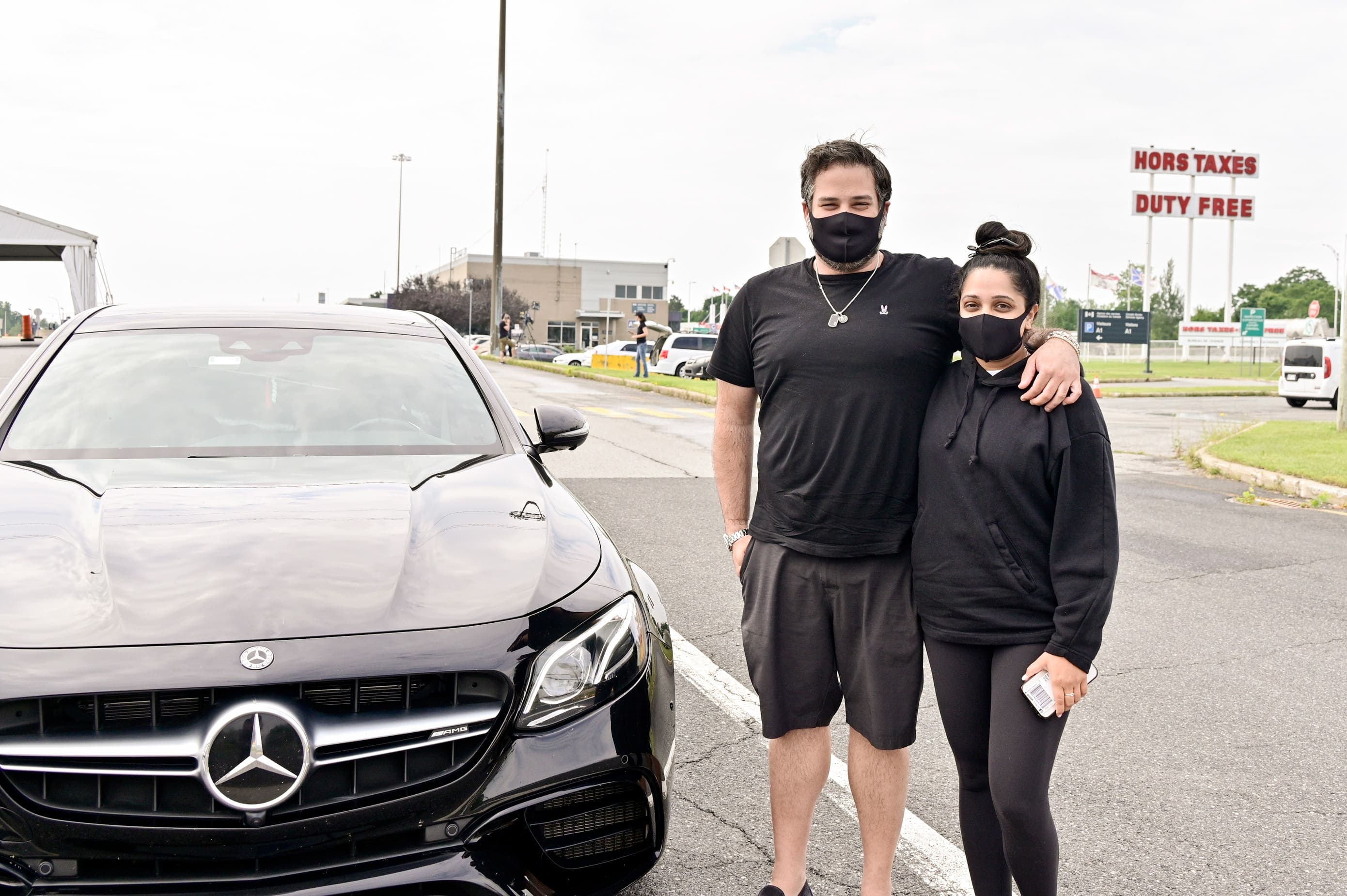 Albert Melamed et sa conjointe, Namrata Shah, étaient tout sourire hier au poste-frontière de Lacolle, sur la route des vacances qui doit les mener à Montréal.