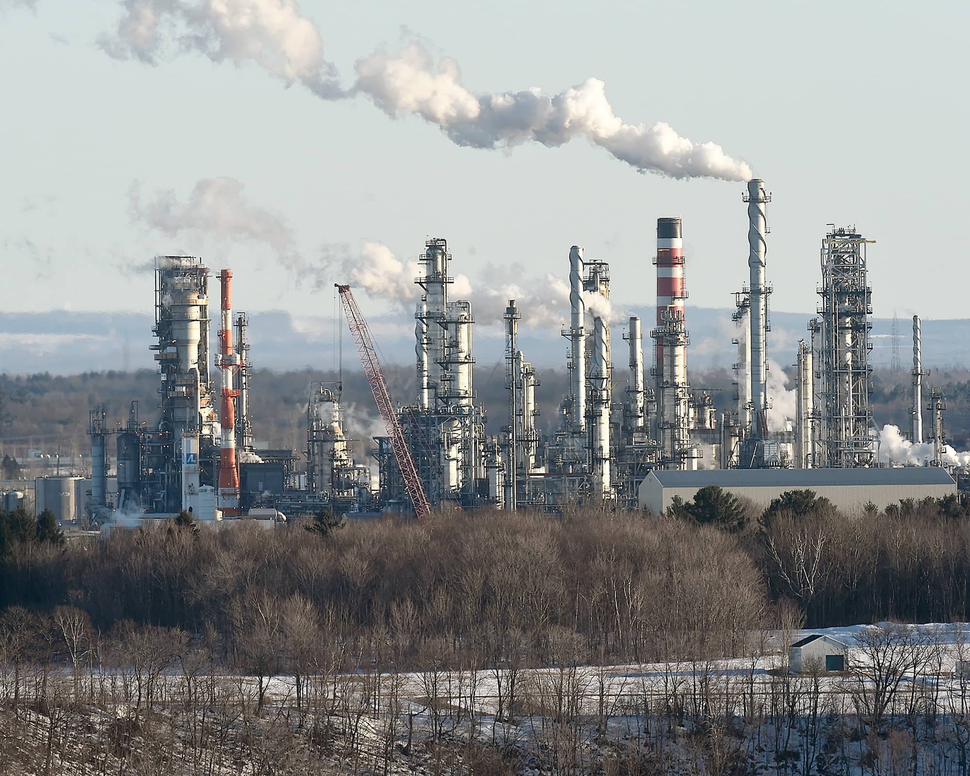 Dans les grandes villes, comme New York (en mortaise), la circulation de plus en plus dense contribue à l’augmentation des gaz à effet de serre. Les raffineries de pétrole, comme celle de Valero, à Saint-Romuald, rejettent aussi beaucoup de GES.