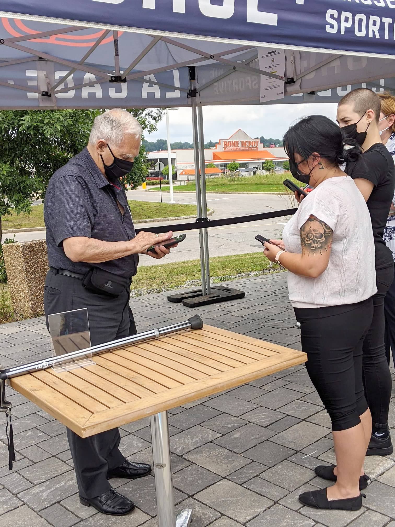 Raymond Nadeau, un client, montre son passeport vaccinal avant d’entrer.