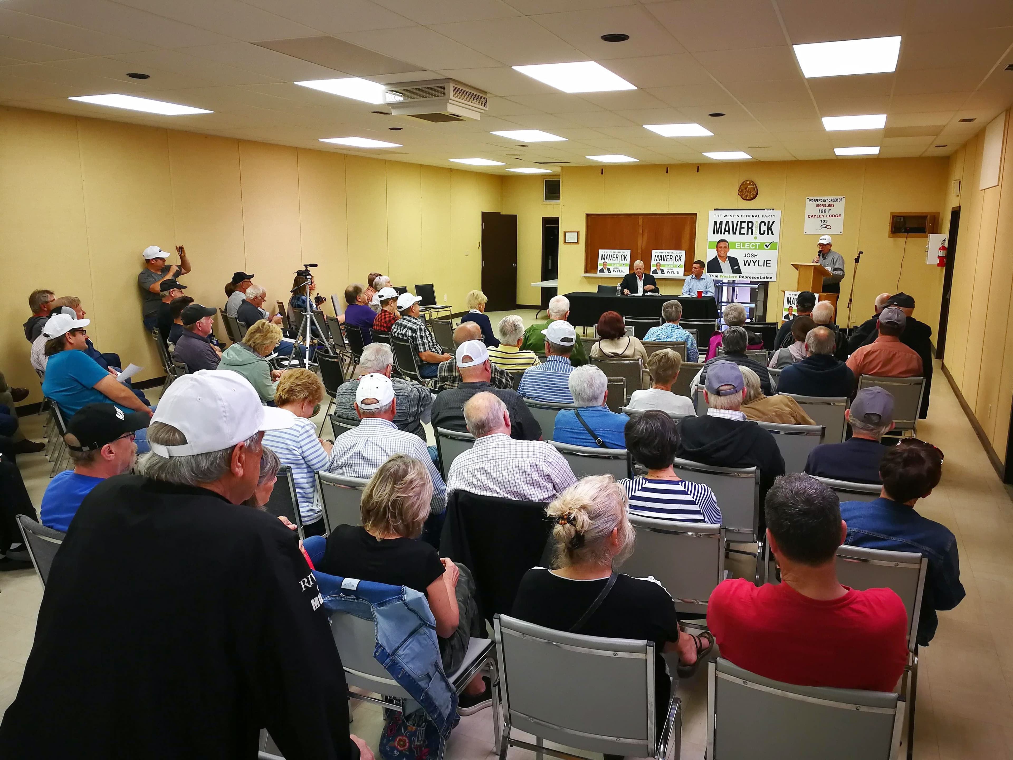 Josh Wylie a pris la parole devant ses partisans du Maverick Party lors d’un rassemblement mercredi soir.