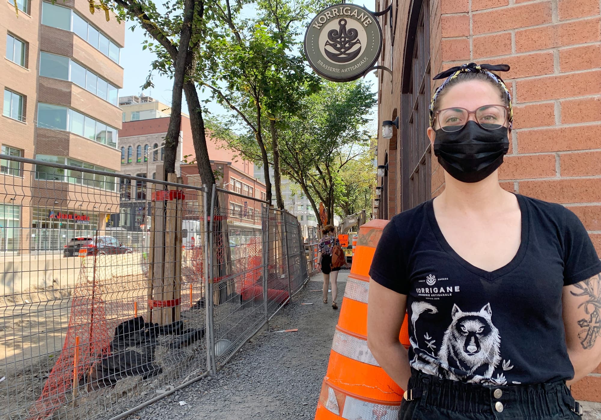 Audrey Béchard, serveuse à La Korrigane, dit perdre plusieurs clients en raison des travaux.