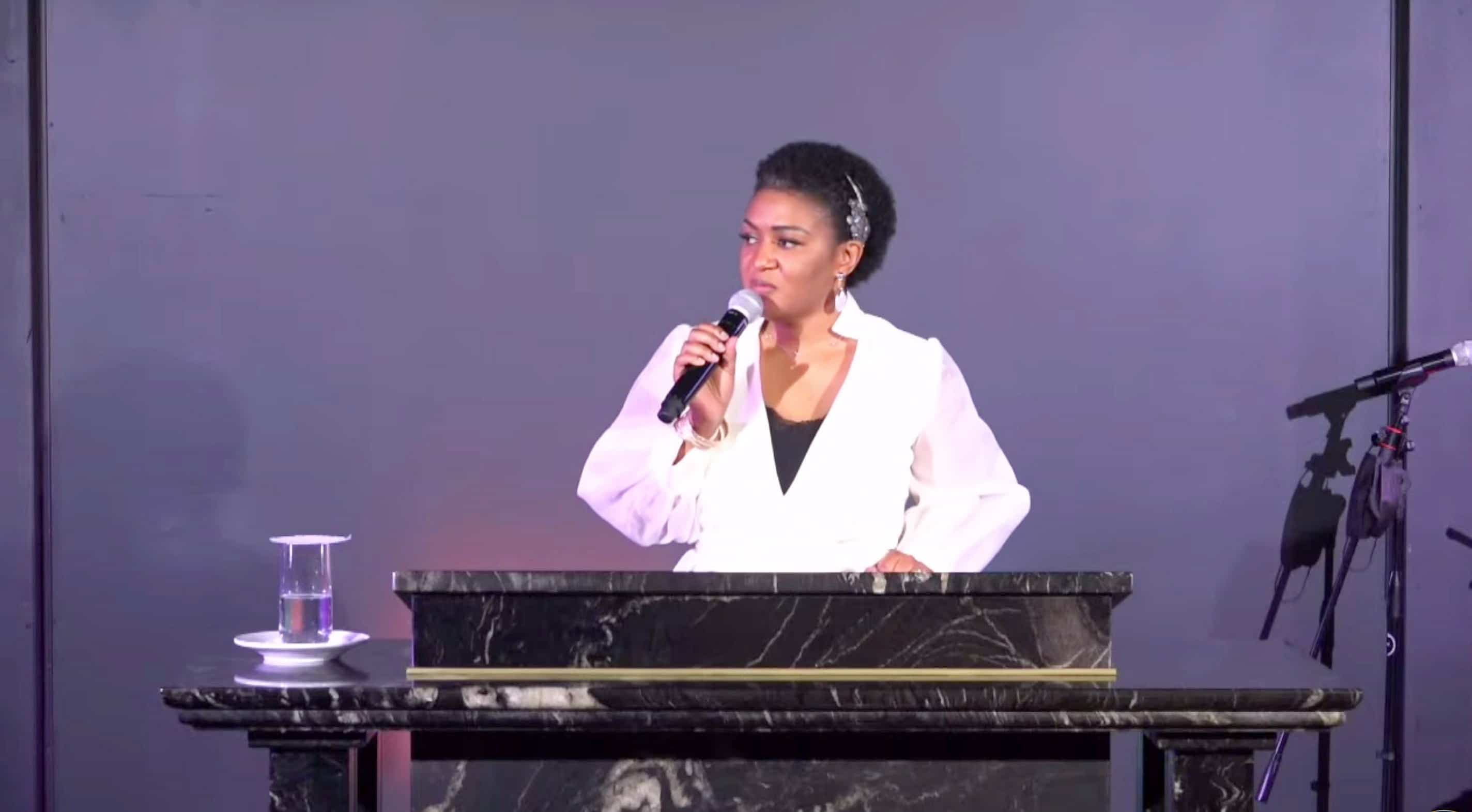 Carmen Mukendi, épouse du fuyard, prenant la parole au Centre évangélique Parole de vie, dimanche.