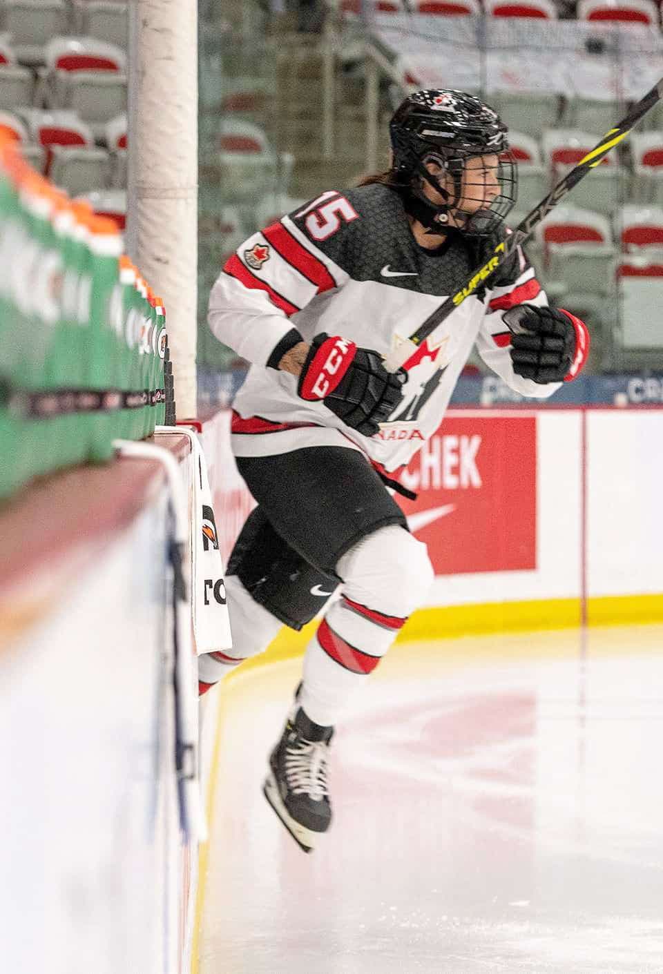Mélodie Daoust s’élance sur la glace lors du Championnat de hockey féminin, l’été dernier, à Calgary.