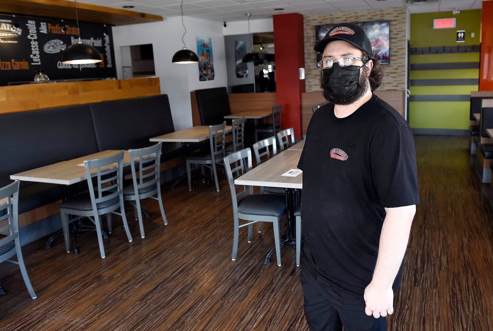 Marc-André Blais, franchisé Stratos, dans son restaurant à Lévis. Il fermera sa salle à manger à partir de demain, trouvant difficile de gérer le passeport vaccinal, ses effectifs étant déjà au minimum.
