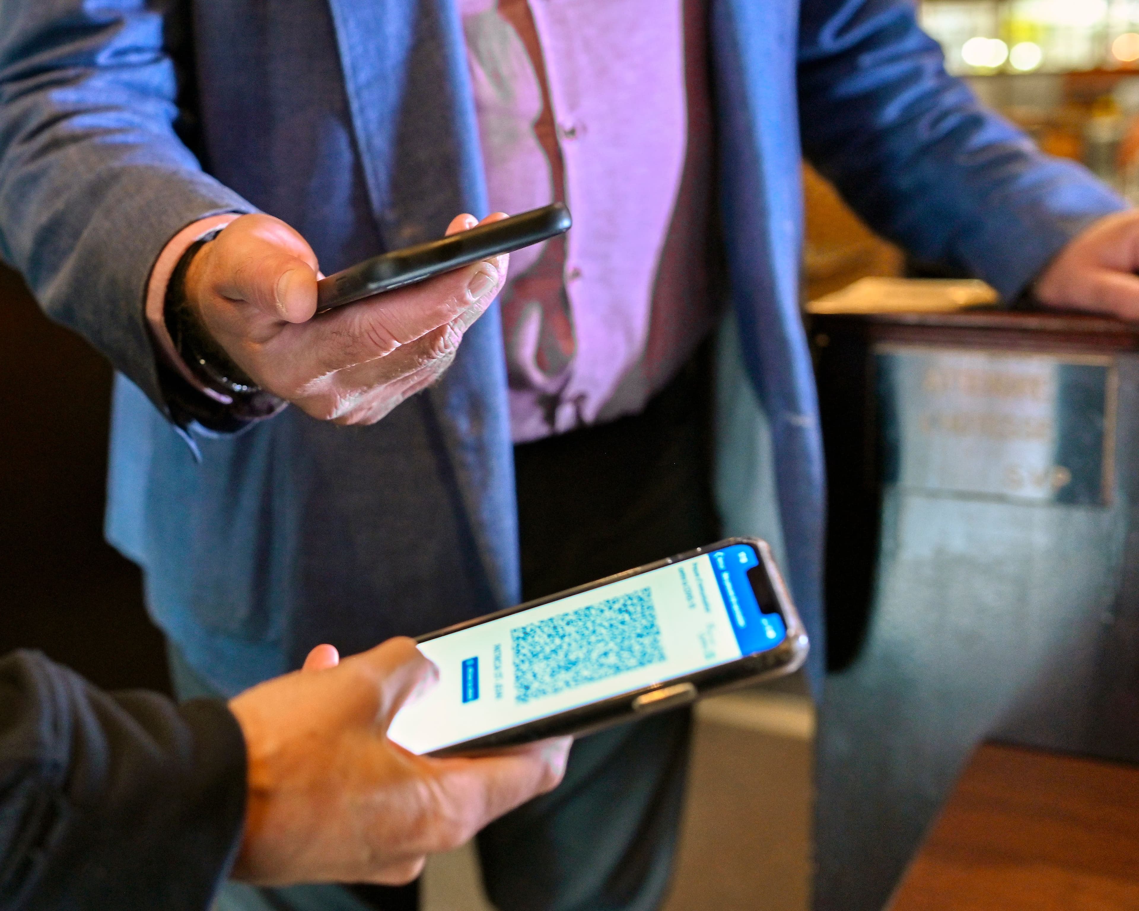 Le passeport vaccinal est nécessaire pour pouvoir fréquenter certains endroits jugés non essentiels, comme les gyms ou les restaurants.