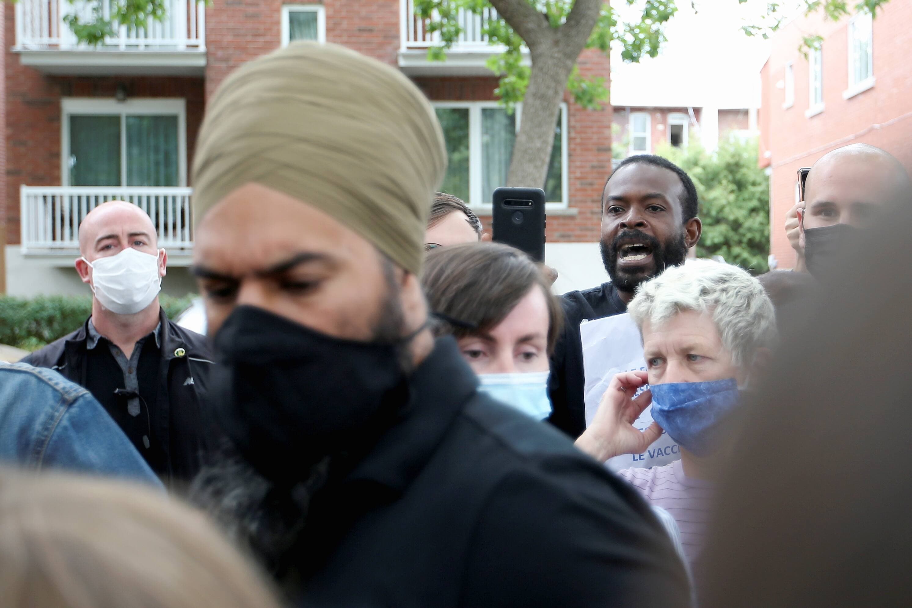 François Bitondo Amalega a abordé sans ménagement le chef néo-démocrate Jagmeet Singh jeudi à Montréal.