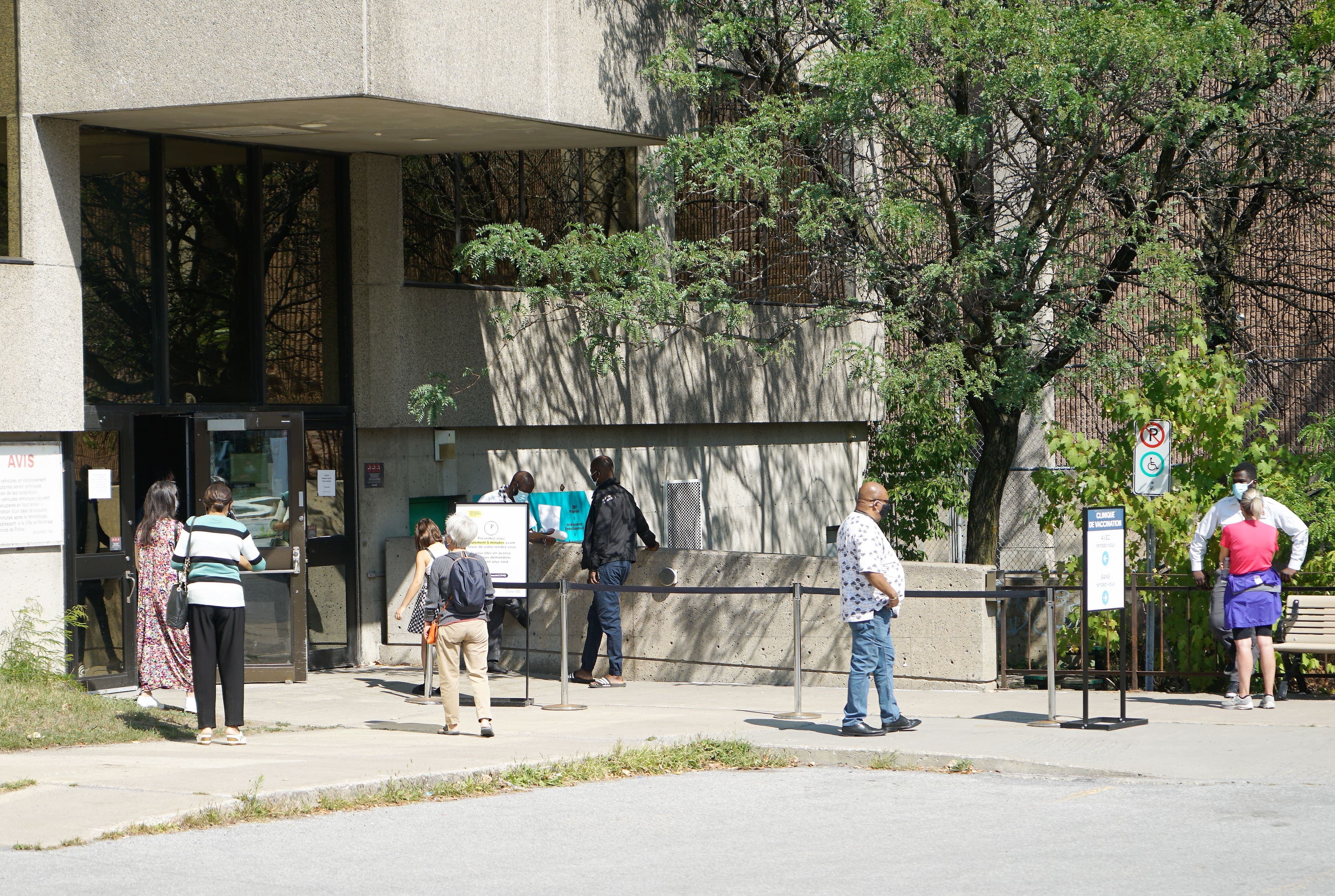 C’était le calme plat samedi dans cette clinique de vaccination de l’avenue Christophe-Colomb, à Montréal.